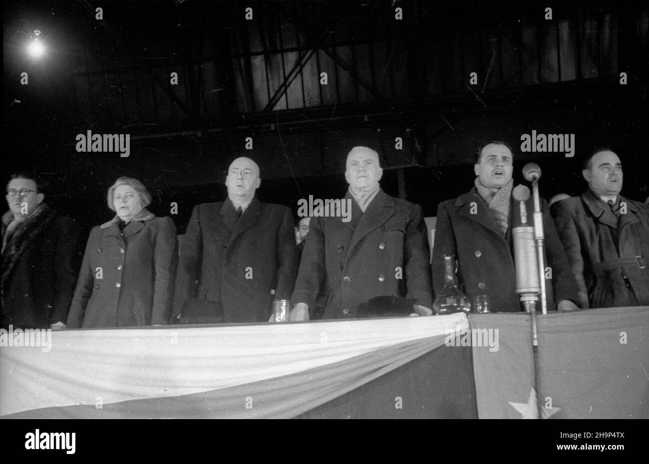 Rumunia, Bukareszt, 1949-01-26. Polska delegacja rz¹dowa, z premierem Józefem Cyrankiewiczem i ministerem spraw zagranicznych Zygmuntem Modzelewskim na czele, przebywa³a w Rumunii 24-26 stycznia. Uczestniczy³a m.in. w wiecu zorganizowanym w warsztatach kolejowych. Do hali monta¿owej przyby³o 12 tys. robotników. m.in.: Ministro kultury i sztuki Stefan Dybowski (1L), Ministro spraw zagranicznych Rumunii Anna Pauker (2L), Premier Józef Cyrankiewicz (3L), Premier Rumunii dr. Petru Groza (4L), sekretarz Rumuñskiej Partii Robotniczej Georghiu Dej (16) poprowadzi³ s³ynny Foto Stock