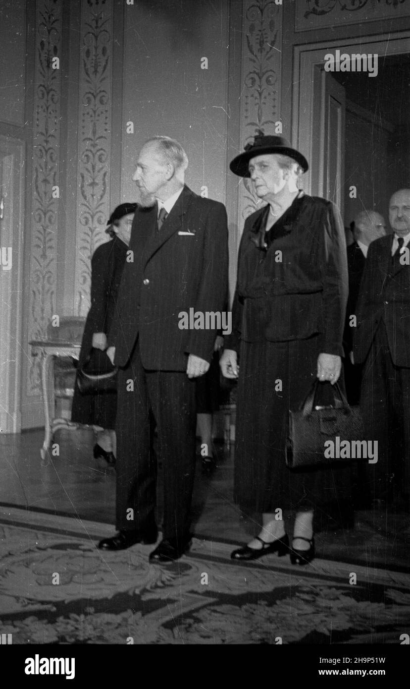 Warszawa, 1949-01-29. Poeta Leopold staff obchodzi 50-lecie twórczoœci poetyckiej. Jubilat otrzyma³ z r¹k prezydenta Boles³awa Bieruta Krzy¿ Komandorski Orderu Odrodzenia Polski z Gwiazd¹. Uroczystoœæ odby³a siê w sali Pompejañskiej Belwederu. NZ. Leopold staff (L) z ¿on¹ Helen¹, w g³êbi marsza³ek Sejmu W³adys³aw Kowalski (P). mw PAP Varsavia, 29 gennaio 1949. Lo staff del poeta Leopold celebra il 50th° anniversario del lavoro artistico. Fu onorato con una stella dalla Croce del Comandante dell'Ordine della Restituta della Polonia da parte del Presidente Boleslaw Bierut durante una cerimonia nella pompa del Palazzo Belvedere Foto Stock