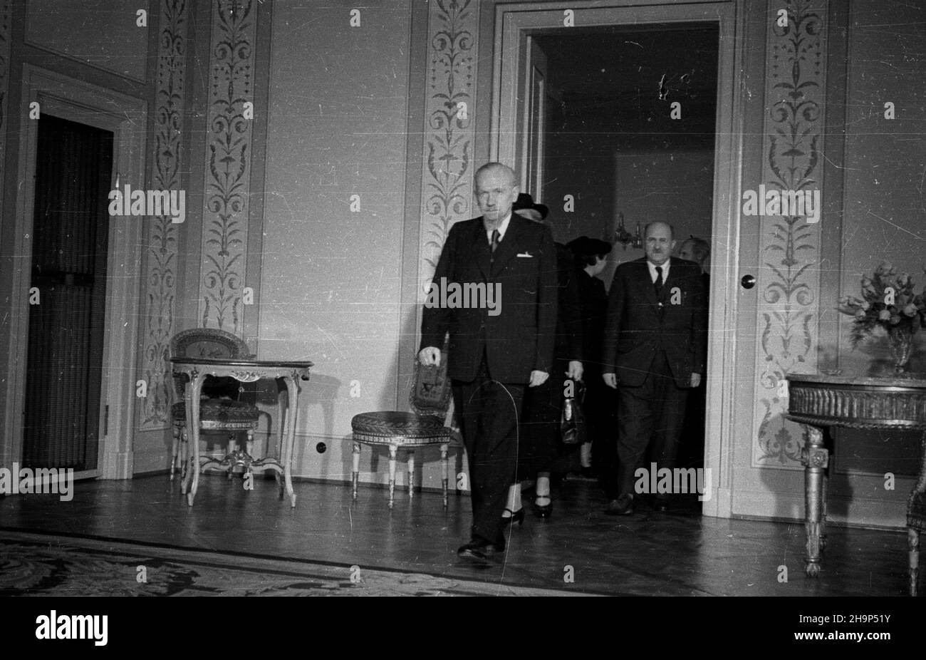 Warszawa, 1949-01-29. Poeta Leopold staff obchodzi 50-lecie twórczoœci poetyckiej. Jubilat otrzyma³ z r¹k prezydenta Boles³awa Bieruta Krzy¿ Komandorski Orderu Odrodzenia Polski z Gwiazd¹. Uroczystoœæ odby³a siê w sali Pompejañskiej Belwederu. NZ. Leopold staff (L), w g³êbi marsza³ek Sejmu W³adys³aw Kowalski (P). mw PAP Varsavia, 29 gennaio 1949. Lo staff del poeta Leopold celebra il 50th° anniversario del lavoro artistico. Nel corso di una cerimonia nella Sala Pompeiana del Palazzo Belvedere, fu onorato con una stella dalla Croce del Comandante dell'Ordine della Restituta della Polonia con una Stella dal Presidente Boleslaw Bierut. Fig Foto Stock