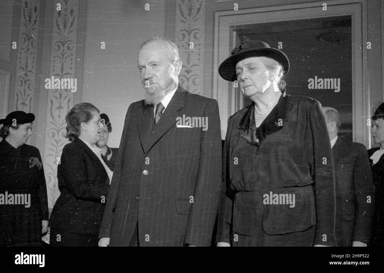Warszawa, 1949-01-29. Poeta Leopold staff obchodzi 50-lecie twórczoœci poetyckiej. Jubilat otrzyma³ z r¹k prezydenta Boles³awa Bieruta Krzy¿ Komandorski Orderu Odrodzenia Polski z Gwiazd¹. Uroczystoœæ odby³a siê w sali Pompejañskiej Belwederu. NZ. Leopold staff (L) z ¿on¹ Helen¹. mw PAP Varsavia, 29 gennaio 1949. Lo staff del poeta Leopold celebra il 50th° anniversario del lavoro artistico. Il Presidente Boleslaw Bierut ha decorato lo staff con la Croce dei Comandatori dell'Ordine della Polonia Restituta in una cerimonia nella Sala Pompeiana del Palazzo Belvedere. Nella foto: Leopold staff (a sinistra) con il coniuge Helena. mw P Foto Stock