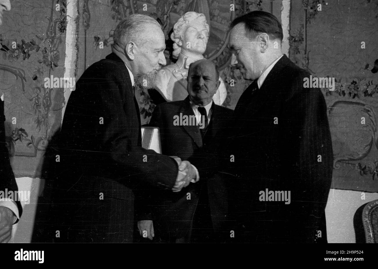 Warszawa, 1949-01-29. Poeta Leopold staff obchodzi 50-lecie twórczoœci poetyckiej. Jubilat otrzyma³ z r¹k prezydenta Boles³awa Bieruta Krzy¿ Komandorski Orderu Odrodzenia Polski z Gwiazd¹. Uroczystoœæ odby³a siê w sali Pompejañskiej Belwederu. NZ. od lewej: Leopold staff, marsza³ek Sejmu W³adys³aw Kowalski, prezydent Boles³aw Bierut. mw PAP Varsavia, 29 gennaio 1949. Lo staff del poeta Leopold celebra il 50th° anniversario del lavoro artistico. Il Presidente Boleslaw Bierut ha decorato lo staff con la Croce dei Comandatori dell'Ordine della Polonia Restituta in una cerimonia nella Sala Pompeiana del Palazzo Belvedere. Pictur Foto Stock
