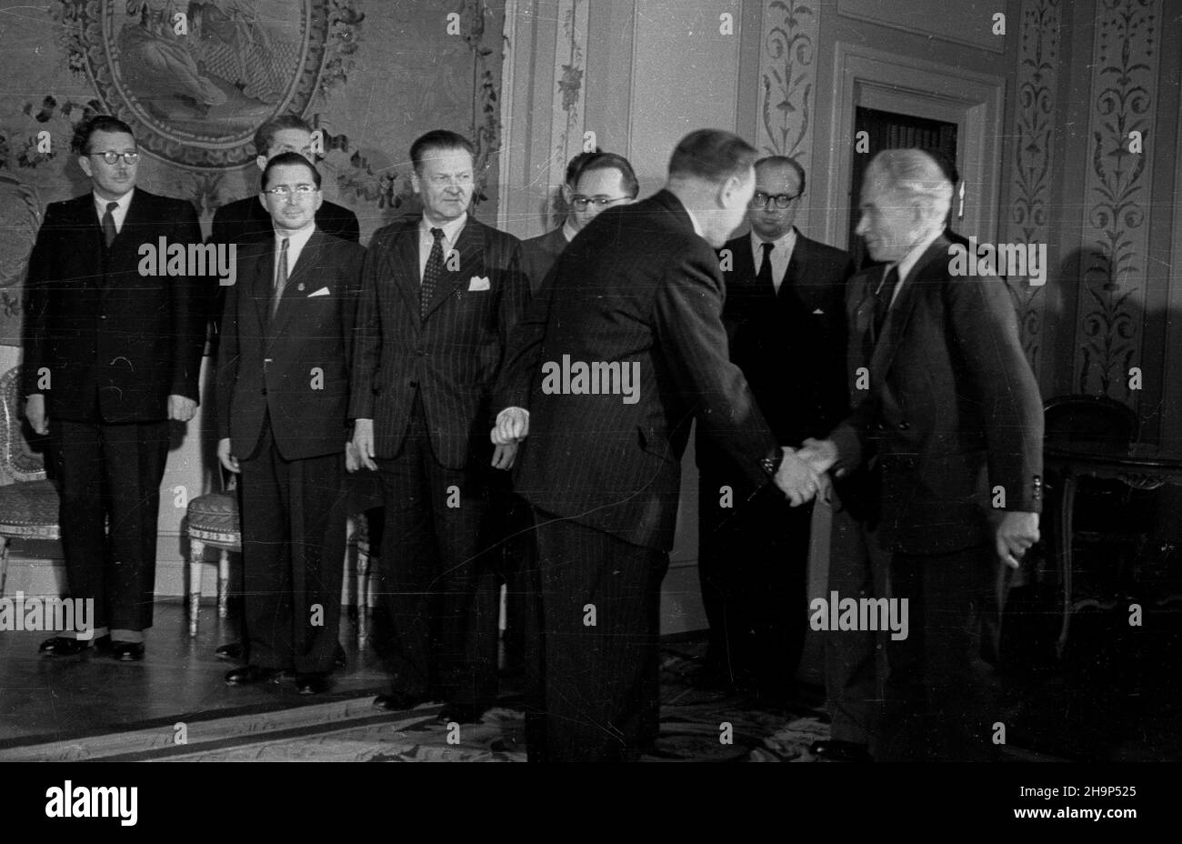 Warszawa, 1949-01-29. Poeta Leopold staff obchodzi 50-lecie twórczoœci poetyckiej. Jubilat otrzyma³ z r¹k prezydenta Boles³awa Bieruta Krzy¿ Komandorski Orderu Odrodzenia Polski z Gwiazd¹. Uroczystoœæ odby³a siê w sali Pompejañskiej Belwederu. m.in.: Ministro kultury Stefan Dybowski (1L), poeta W³adys³aw Broniewski (2L), pisarz Lucjan Rudnicki (1P), prezydent Bierut (2P). mw PAP Varsavia, 29 gennaio 1949. Lo staff del poeta Leopold celebra il 50th° anniversario del lavoro artistico. Il Presidente Boleslaw Bierut ha decorato lo staff con la Croce dei Comandatori dell'Ordine della Polonia Restituta in una cerimonia del giorno Foto Stock