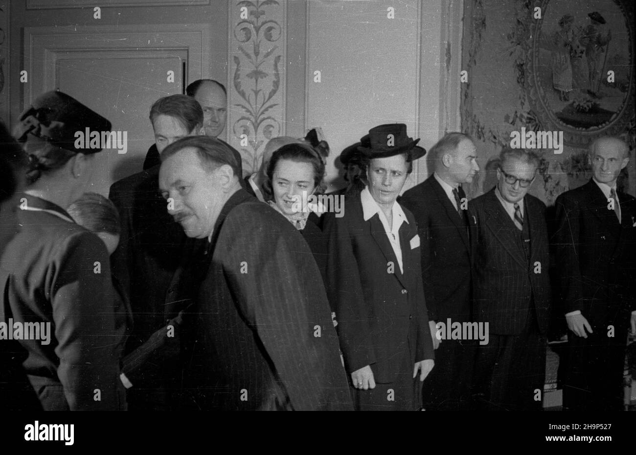 Warszawa, 1949-01-29. Poeta Leopold staff obchodzi 50-lecie twórczoœci poetyckiej. Jubilat otrzyma³ z r¹k prezydenta Boles³awa Bieruta Krzy¿ Komandorski Orderu Odrodzenia Polski z Gwiazd¹. Uroczystoœæ odby³a siê w sali Pompejañskiej Belwederu. m.in.: Julian Tuwim (P), ministro oœwiaty Stanis³aw Skrzeszewski (2P), wiceminister kultury W³odzimierz Sokorski (3P), na pierwszym planie prezydent Bierut. mw PAP Varsavia, 29 gennaio 1949. Lo staff del poeta Leopold celebra il 50th° anniversario del lavoro artistico. Il presidente Boleslaw Bierut ha decorato lo staff con la Croce dei Comandori della Polonia Restituta Foto Stock