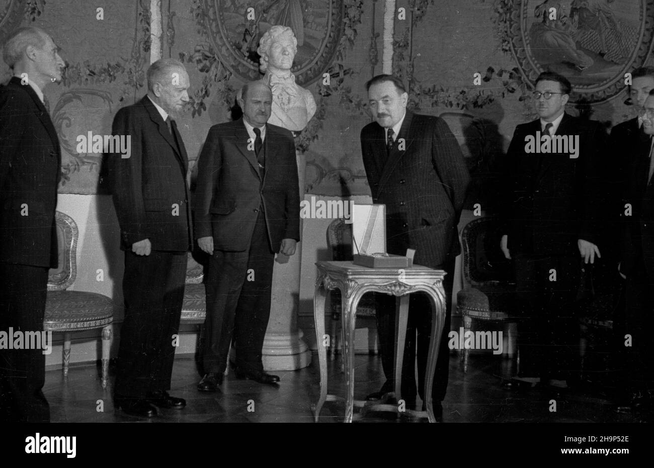 Warszawa, 1949-01-29. Poeta Leopold staff obchodzi 50-lecie twórczoœci poetyckiej. Jubilat otrzyma³ z r¹k prezydenta Boles³awa Bieruta Krzy¿ Komandorski Orderu Odrodzenia Polski z Gwiazd¹. Uroczystoœæ odby³a siê w sali Pompejañskiej Belwederu. poeta Julian Tuwim (L), Leopold staff (2L), marsza³ek Sejmu W³adys³aw Kowalski (3L), prezydent Boles³aw Bierut (4L), ministro kultury Stefan Dybowski (5L). mw PAP Varsavia, 29 gennaio 1949. Lo staff del poeta Leopold celebra il 50th° anniversario del lavoro artistico. Il presidente Boleslaw Bierut ha decorato lo staff con la Croce dei Comandori della Polonia Restituta Foto Stock
