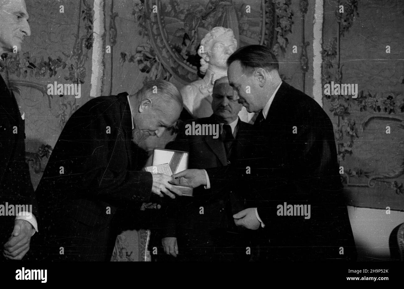 Warszawa, 1949-01-29. Poeta Leopold staff obchodzi 50-lecie twórczoœci poetyckiej. Jubilat otrzyma³ z r¹k prezydenta Boles³awa Bieruta Krzy¿ Komandorski Orderu Odrodzenia Polski z Gwiazd¹. Uroczystoœæ odby³a siê w sali Pompejañskiej Belwederu. NZ. od lewej: Leopold staff, marsza³ek Sejmu W³adys³aw Kowalski, prezydent Boles³aw Bierut. mw PAP Varsavia, 29 gennaio 1949. Lo staff del poeta Leopold celebra il 50th° anniversario del lavoro artistico. Il Presidente Boleslaw Bierut ha decorato lo staff con la Croce dei Comandatori dell'Ordine della Polonia Restituta in una cerimonia nella Sala Pompeiana del Palazzo Belvedere. Pictur Foto Stock