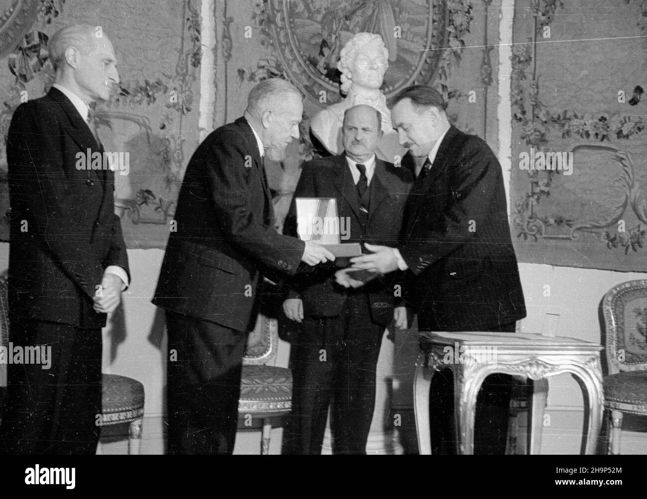 Warszawa, 1949-01-29. Poeta Leopold staff obchodzi 50-lecie twórczoœci poetyckiej. Jubilat otrzyma³ z r¹k prezydenta Boles³awa Bieruta Krzy¿ Komandorski Orderu Odrodzenia Polski z Gwiazd¹. Uroczystoœæ odby³a siê w sali Pompejañskiej Belwederu. De lewej: poeta Julian Tuwim, Leopold staff, marsza³ek Sejmu W³adys³aw Kowalski, prezydent Boles³aw Bierut. mw PAP Varsavia, 29 gennaio 1949. Lo staff del poeta Leopold celebra il 50th° anniversario del lavoro artistico. Il Presidente Boleslaw Bierut ha decorato lo staff con la Croce dei Comandatori dell'Ordine della Polonia Restituta in una cerimonia nella P del Palazzo Belvedere Foto Stock
