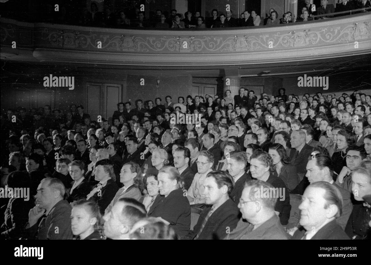 Warszawa, 1949-01-30. Uroczysta akademia w Pañstwowym Teatrze Polskim z okazji 50-lecia twórczoœci poety Leopolda Staffa. mw PAP Varsavia, 30 gennaio 1949. Una cerimonia di gala al Teatro Polski in occasione del 50th° anniversario dell'opera artistica del poeta Leopold. mw PAP Foto Stock