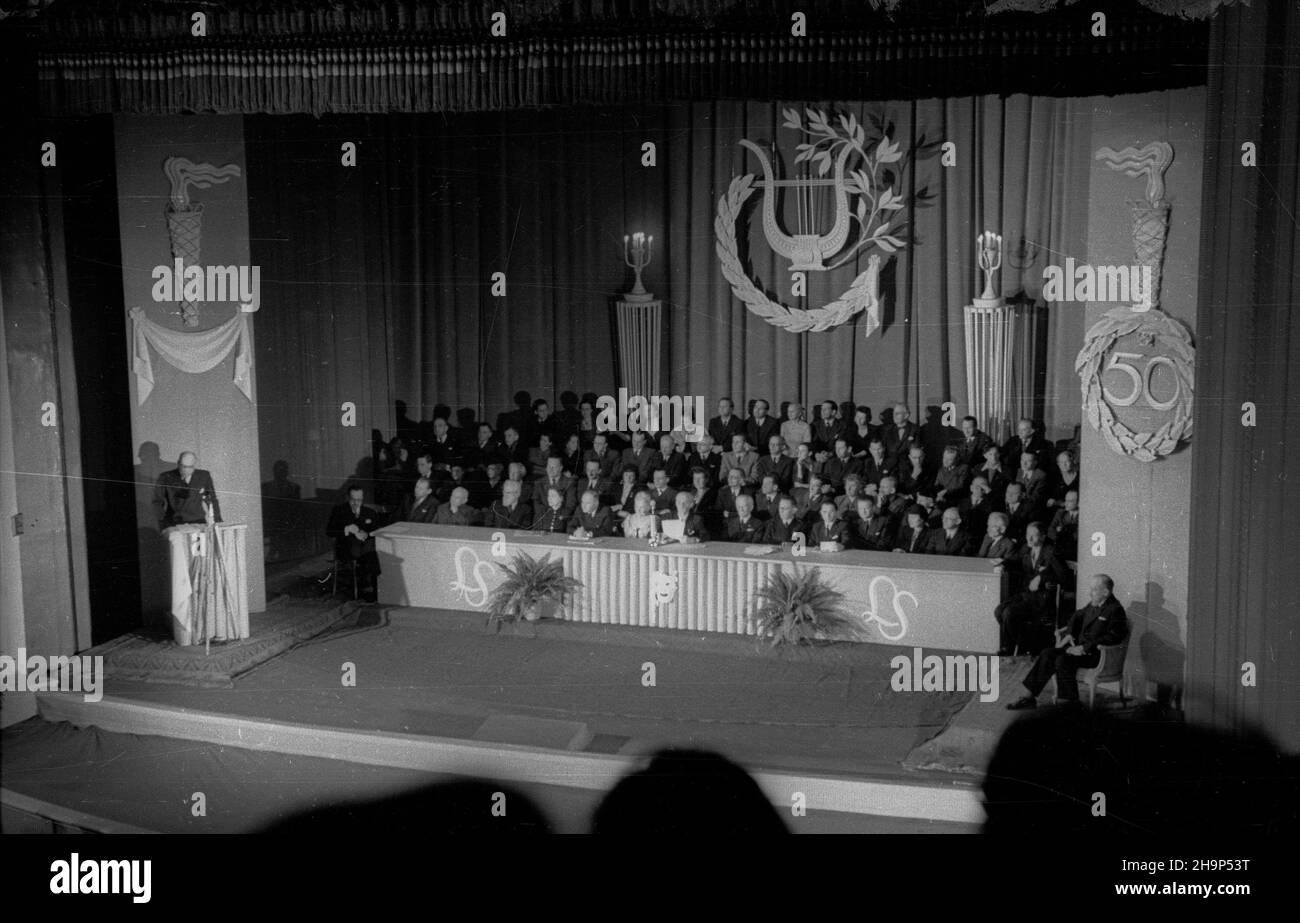 Warszawa, 1949-01-30. Uroczysta akademia w Pañstwowym Teatrze Polskim z okazji 50-lecia twórczoœci poety Leopolda Staffa. Jubilata uczcili przedstawiciele rz¹du, œwiata kultury, m.in. goszcz¹cy w Polsce pisarze z ZSRR. NZ. przemówienie Jaros³awa Iwaszkiewicza. mw PAP Varsavia, 30 gennaio 1949. Una cerimonia di gala al Teatro Polski in occasione del 50th° anniversario dell'opera artistica del poeta Leopold. Il personale di Leopold è stato onorato da rappresentanti del governo, degli ambienti culturali e degli scrittori dell'URSS in una visita in Polonia. Nella foto: Parla Jaroslaw Iwaszkiewicz. mw PAP Foto Stock