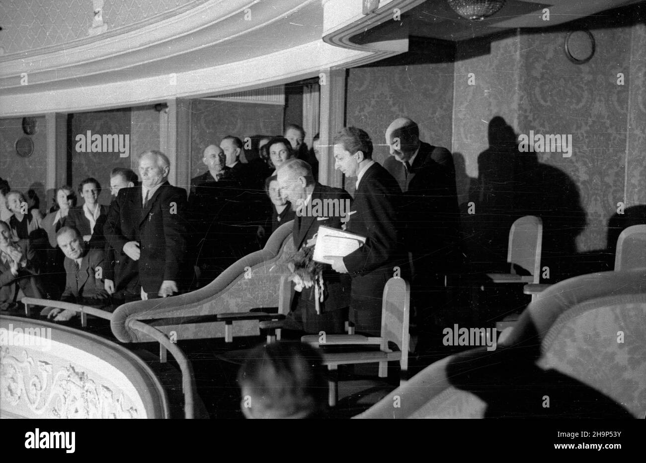 Warszawa, 1949-01-30. Uroczysta akademia w Pañstwowym Teatrze Polskim z okazji 50-lecia twórczoœci poety Leopolda Staffa. Jubilata uczcili przedstawiciele rz¹du, œwiata kultury, m.in. goszcz¹cy w Polsce pisarze ZSRR. NZ. Leopold staff (3P) wprowadzany do lo¿y honorowej, marsza³ek Sejmu W³adys³aw Kowalski (P). Z lewej grupa literatów radzieckich. mw PAP Varsavia, 30 gennaio 1949. Una cerimonia di gala al Teatro Polski in occasione del 50th° anniversario dell'opera artistica del poeta Leopold. Il personale di Leopold fu onorato dai rappresentanti del governo, dagli ambienti culturali e dagli scrittori dell'URSS Foto Stock