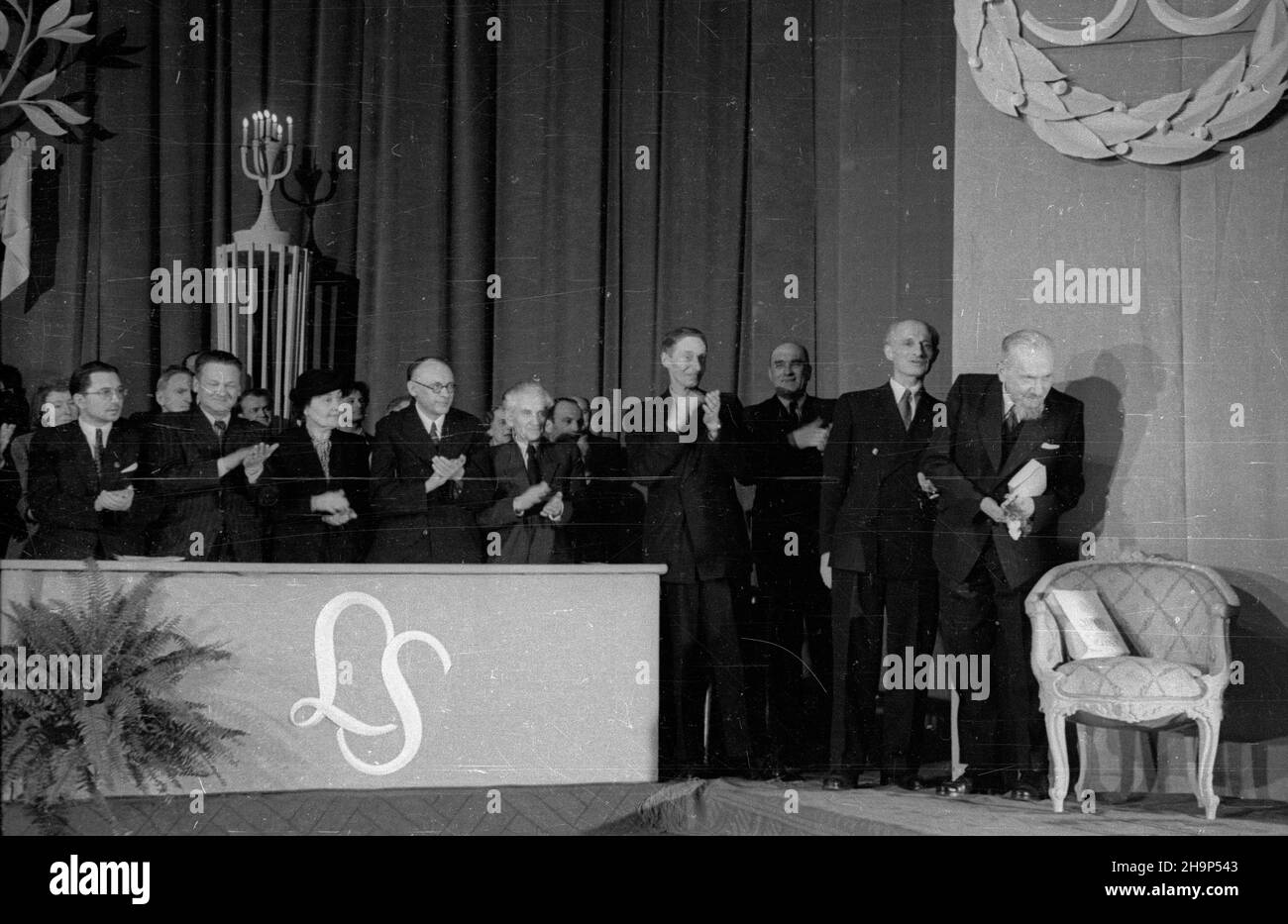 Warszawa, 1949-01-30. Uroczysta akademia w Pañstwowym Teatrze Polskim z okazji 50-lecia twórczoœci poety Leopolda Staffa. Jubilata uczcili przedstawiciele rz¹du, œwiata kultury, m.in. goszcz¹cy w Polsce pisarze ZSRR. NZ. Na scenie m.in.: pisarz Jaros³aw Iwaszkiewicz (3P), poeta Julian Tuwim (2P), Leopold staff (P), poeta W³adys³aw Broniewski (2L). mw PAP Varsavia, 30 gennaio 1949. Una cerimonia di gala al Teatro Polski in occasione del 50th° anniversario dell'opera artistica del poeta Leopold. Il personale di Leopold è stato onorato da rappresentanti del governo, degli ambienti culturali e degli scrittori dell'URSS o Foto Stock