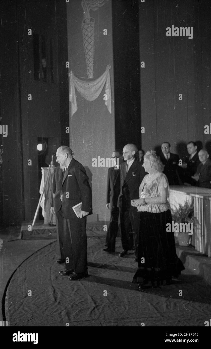 Warszawa, 1949-01-30. Uroczysta akademia w Pañstwowym Teatrze Polskim z okazji 50-lecia twórczoœci poety Leopolda Staffa. NZ. Na scenie m.in.: Leopold staff (L), aktorka Mieczys³awa Æwikliñska (P), poeta Julian Tuwim (2P). mw PAP Varsavia, 30 gennaio 1949. Una cerimonia di gala al Teatro Polski in occasione del 50th° anniversario dell'opera artistica del poeta Leopold. Raffigurata sul palco: Leopold staff (sinistra), attrice Mieczyslawa Cwiklinska (destra), poeta Julian Tuwim (2nd destra). mw PAP Foto Stock
