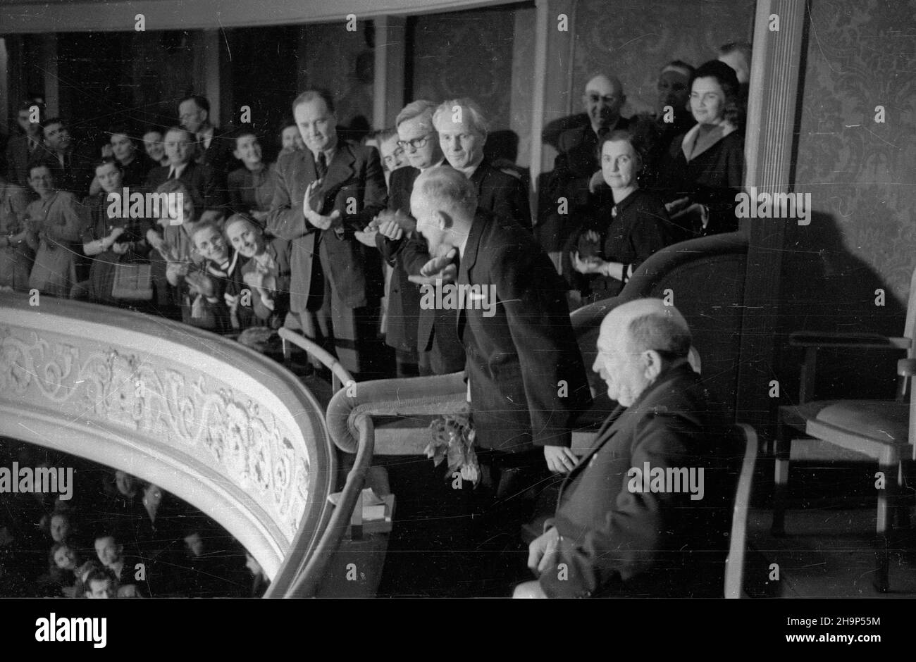 Warszawa, 1949-01-30. Uroczysta akademia w Pañstwowym Teatrze Polskim z okazji 50-lecia twórczoœci poety Leopolda Staffa. Jubilata uczcili przedstawiciele rz¹du, œwiata kultury, m.in. goszcz¹cy w Polsce pisarze ZSRR. NZ. w lo¿y honorowej Leopold staff (2P stoi) , marsza³ek Sejmu W³adys³aw Kowalski (na pierwszym planie). Z lewej grupa literatów radzieckich. mw PAP Varsavia, 30 gennaio 1949. Una cerimonia di gala al Teatro Polski in occasione del 50th° anniversario dell'opera artistica del poeta Leopold. Il personale di Leopold fu onorato dai rappresentanti del governo, dai circoli culturali e dagli scrittori di t Foto Stock