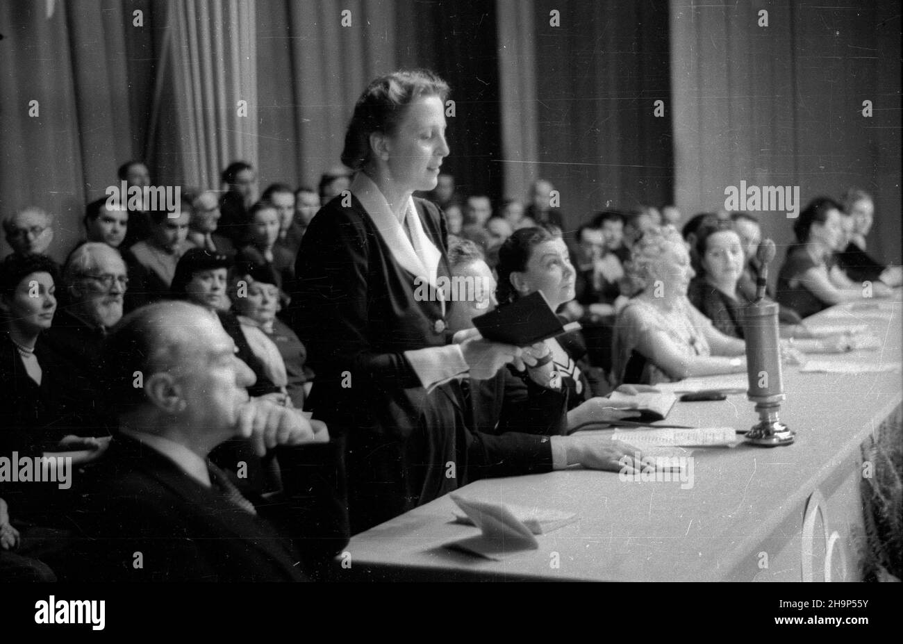Warszawa, 1949-01-30. Z okazji 50-lecia twórczoœci poety Leopolda Staffa w Pañstwowym Teatrze Polskim odby³ siê uroczysty poranek autorski poœwiecony poezji jubilata. wiersze Staffa recytuje aktorka El¿bieta Barszczewska (stoi), za sto³em m.in.: aktorka Nina Andrycz (4L), aktorka Mieczys³awa Æwikliñska (5L), aktorka Maria Gorczyñska (6L). mw PAP Varsavia, 30 gennaio 1949. Un matinée di gala dedicato alla poesia del personale Leopoldo si è tenuto al Teatro Polacco in occasione del 50th° anniversario del lavoro creativo del poeta. Nella foto: L'attrice Elzbieta Barszczewska (stand) recita la poesia del personale, Foto Stock