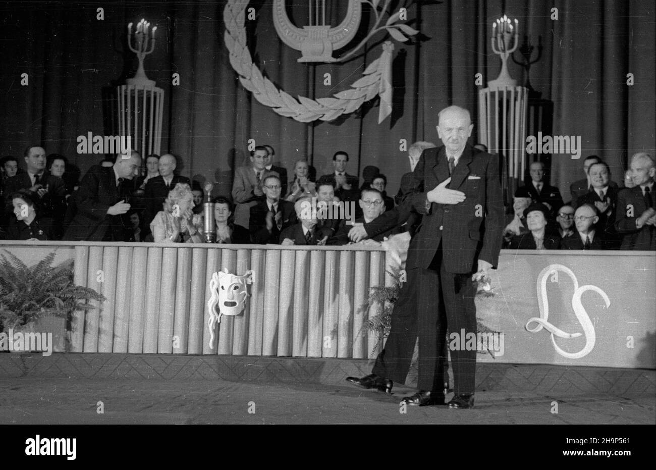 Warszawa, 1949-01-30. Uroczysta akademia w Pañstwowym Teatrze Polskim z okazji 50-lecia twórczoœci poety Leopolda Staffa. Jubilata uczcili przedstawiciele rz¹du, œwiata kultury. NZ. Na scenie Leopold staff. Za sto³em m.in.: wiceminister kultury W³odzimierz Sokorski (4L stoi), aktorka Mieczys³awa Æwikliñska (2L siedzi), aktor Ludwik Solski (C siwy), za nim z prawej pisarz i poeta Tadeusz Borowski, obok z prawej dyrektor Teatru Polskiego Arnold Szyfman (pokularw AP) Varsavia, 30 gennaio 1949. Una cerimonia di gala al Teatro Polski in occasione del 50th° anniversario dell'arte del poeta Leopold Foto Stock