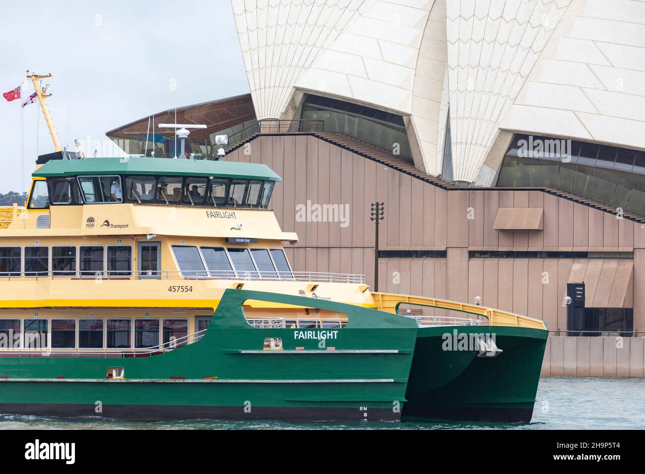 Sydney Ferry MV Fairlight introdotto in servizio alla fine del 2021 sulla strada Manly Circular Quay passa il teatro lirico di Sydney, Sydney, NSW, Australia Foto Stock