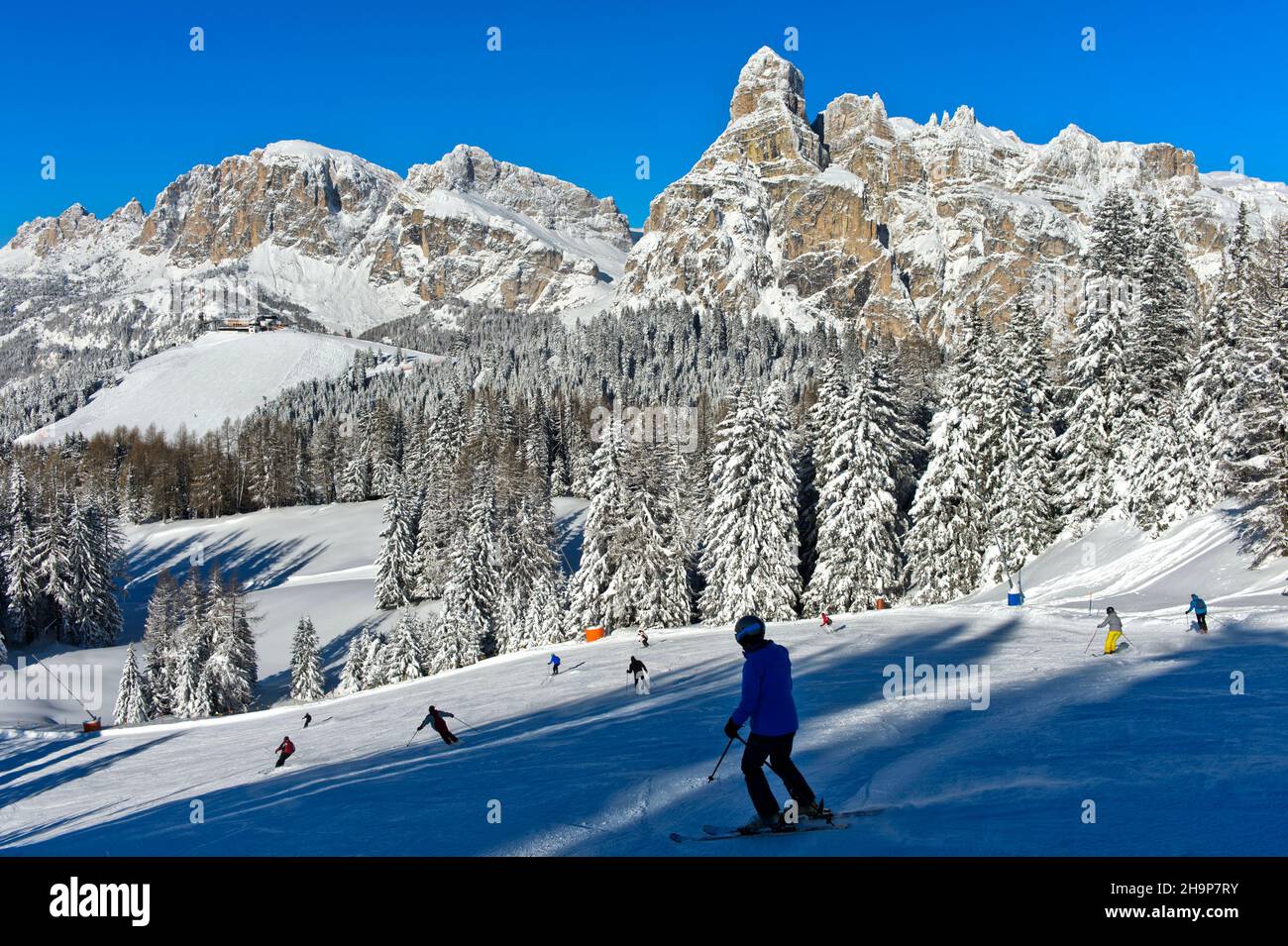 Piste da sci nel comprensorio sciistico la Villa, dietro la vetta del Sassongher, alta Badia, Dolomiti, Alto Adige, Italia Foto Stock