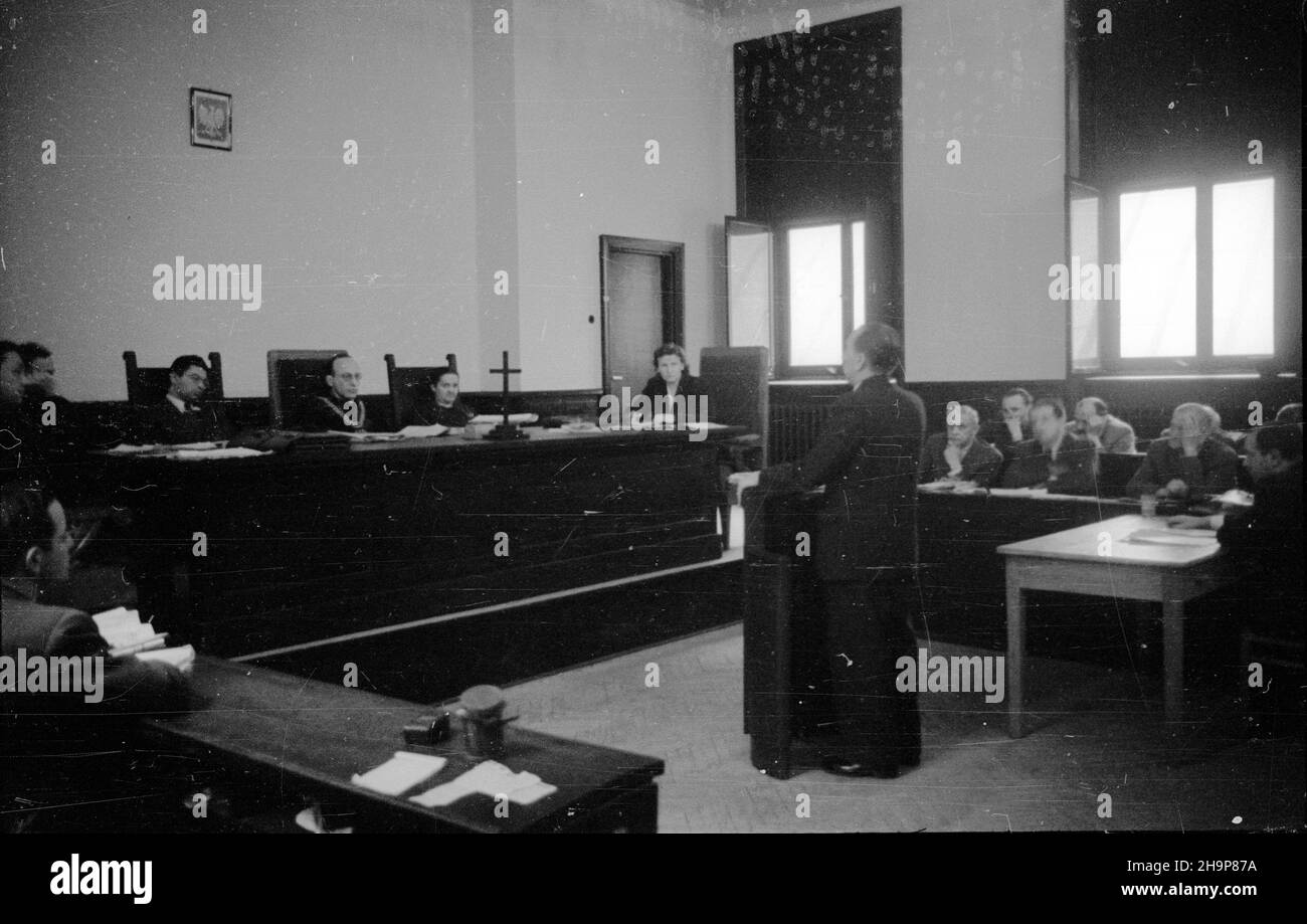 Warszawa, 1949-02. O pope³nienie nadu¿yæ na sumê 50 milionów z³otych oskar¿eni zostali czterej urzêdnicy Miejskich Zak³adów Opa³owych. S¹d skaza³ R. Rodkiewicza na karê œmierci, P. Trochyma na do¿ywocie, H. Rozwadowskiego na 10 lat wiêzienia, M. £uczyñskiego na 4 lata. mw PAP Dok³adny dzieñ wydarzenia nieustalony. Varsavia, 1949 febbraio. Quattro impiegati dell'impianto municipale di combustibile sono stati accusati di appropriazione indebita di 50 milioni di zlotys. R. Rodkiewicz è stato condannato a morte, P. Trochym alla prigione a vita, M. Luczynski a quattro anni di prigione. mw PAP Foto Stock