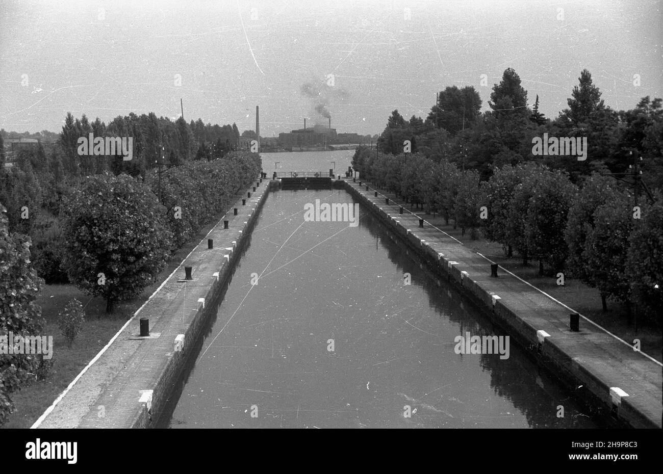 Wroc³aw, 1949-02. Port Miejski wraz z przyleg³¹ infrastruktur¹ zbudowano w latach 1897-1901 na Kleczkowie. NZ. œluza miejska. pw PAP Dok³adny dzieñ wydarzenia nieustalony. Wroclaw, febbraio 1949. Il Porto Municipale e le sue infrastrutture costruite a Kleczkow dal 1897 al 1901. Nella foto: Il cancello comunale di alluvione. pw PAP Foto Stock
