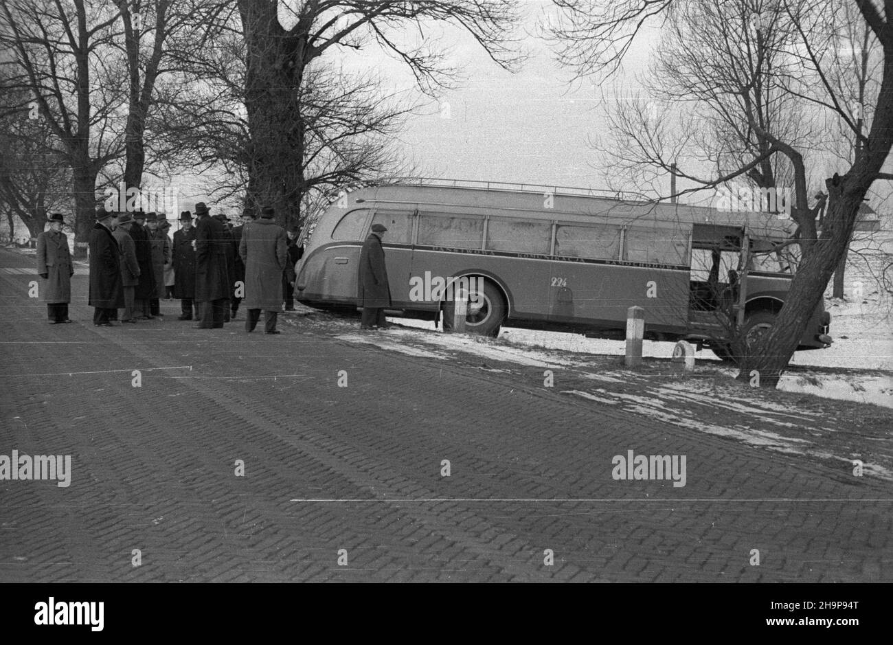 Polska, 1949-02. Od 3 do 6 lutego odbywa³ siê w Pa³acu Nieborowskim Zjazd Polskich i Czechos³owackich Techników Filmowych. Uczestnicy zjazdu odwiedzili £ódŸ i Warszawê. NZ. Awaria autobusu z delegatami w drodze do Warszawy. mw PAP Dok³adny dzieñ wydarzenia nieustalony. Polonia, Feb 1949. Il Congresso dei tecnici polacchi e cecoslovacchi si è tenuto nel Palazzo Nieborow dal 3 al 6 febbraio. I partecipanti al congresso hanno visitato Lodz e Varsavia. Nella foto: Un autobus che porta le porte si è rotto sulla strada per Varsavia. mw PAP Foto Stock