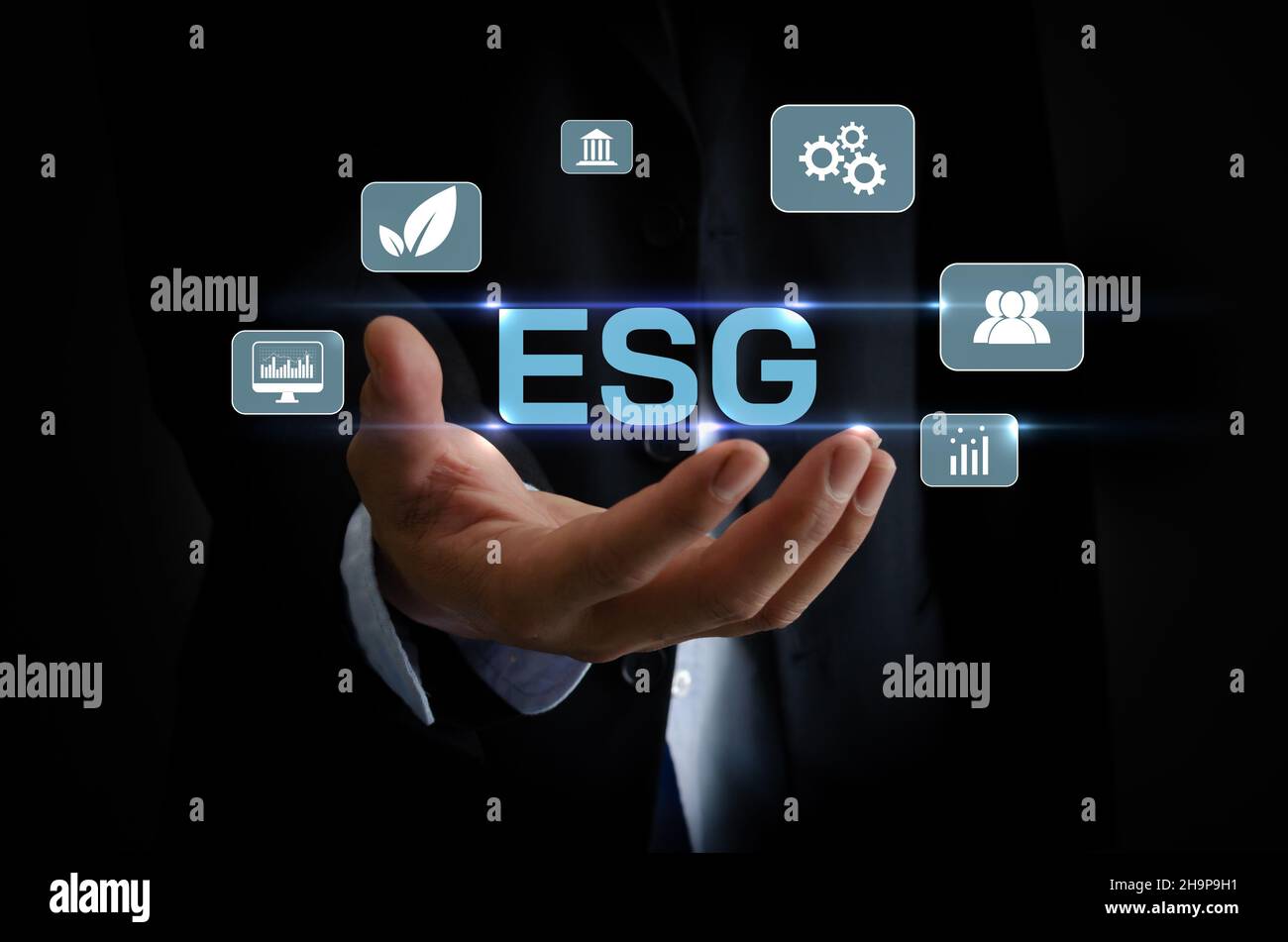 Investimenti ambientali, sociali e di governance (ESG) la crescita organizzativa sostenibile è un'idea aziendale. La mano di un uomo tocca la parola ESG Foto Stock