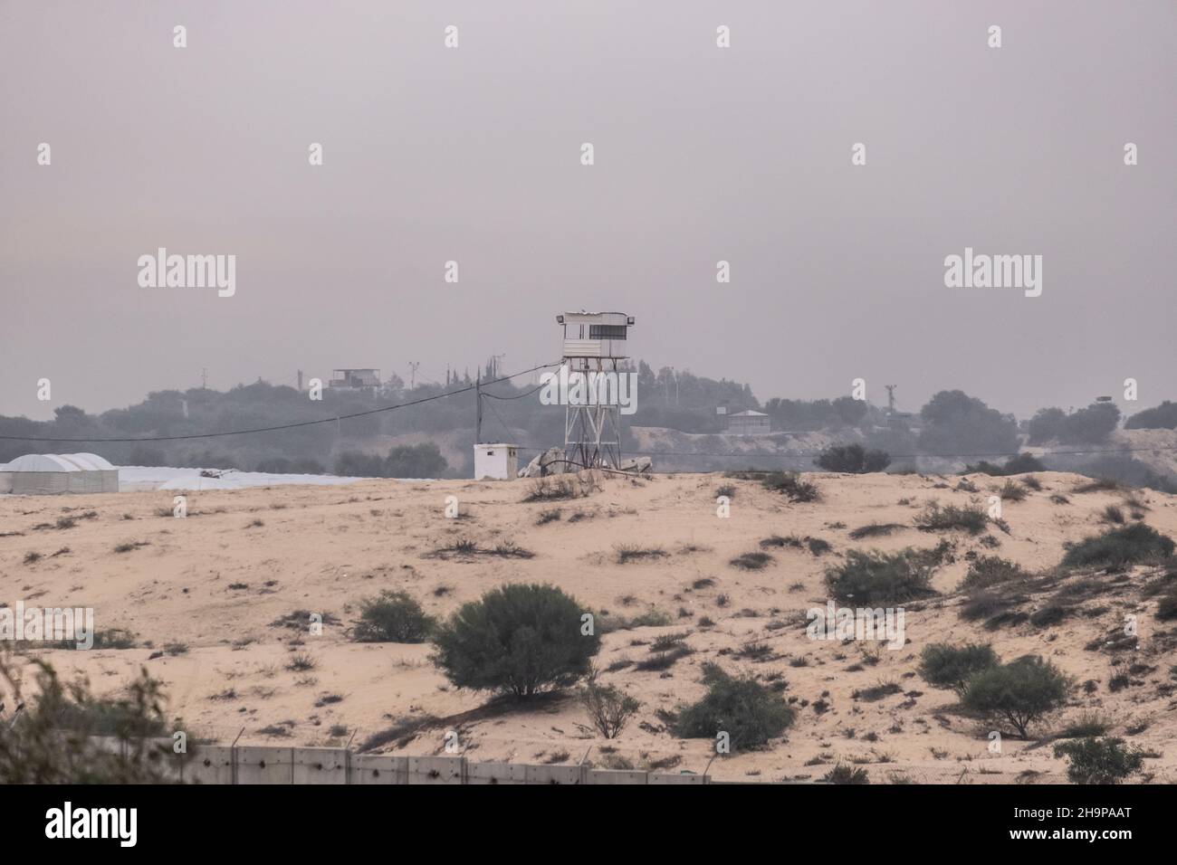 Vista di una torre di guardia militare palestinese dal lato israeliano del confine settentrionale con la striscia di Gaza, Israele Foto Stock