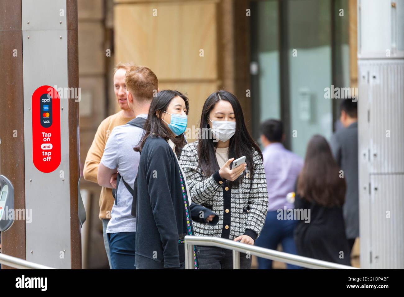 Covid 19 Omicron casi sono in aumento in Australia, due donne asiatiche indossare maschere facciali alla fermata della metropolitana leggera nel centro di Sydney, Australia Foto Stock