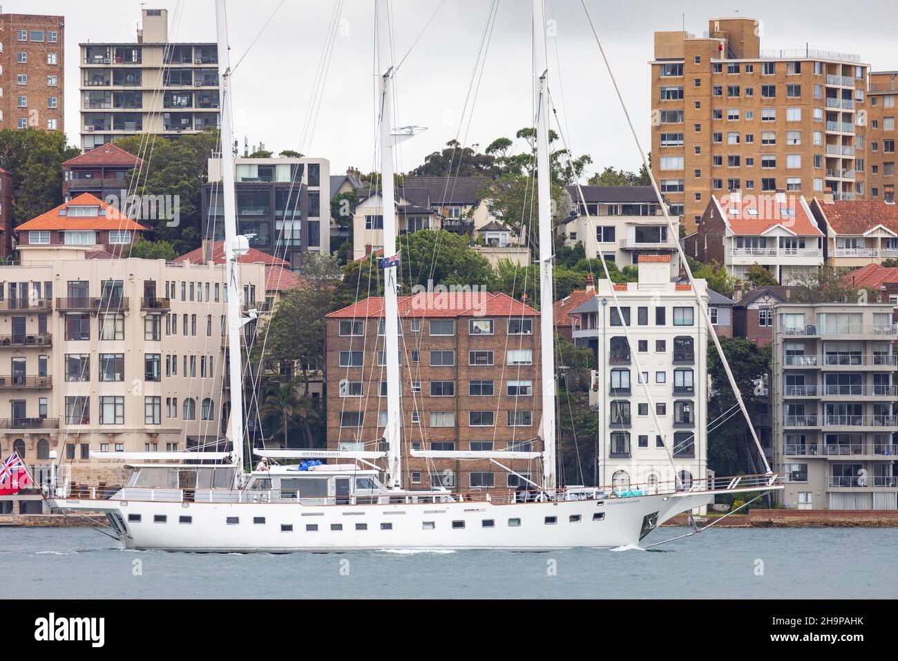 Southern Cloud yacht, una goletta a tre alberi con trampini Bermuda sul porto di Sydney sotto il potere, Sydney Harbour, NSW, Australia Foto Stock