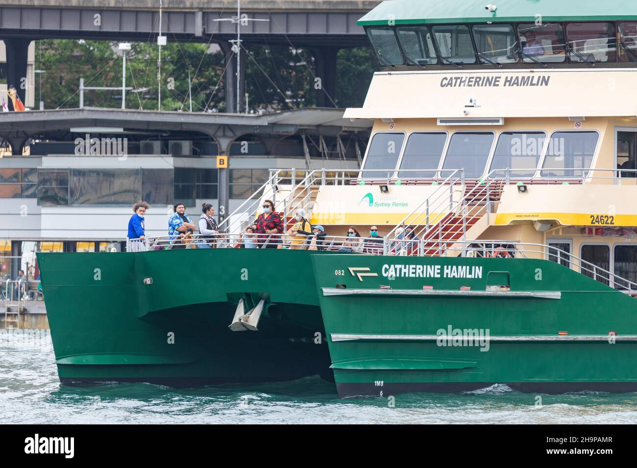 I passeggeri indossano facemarks a bordo del traghetto di Sydney Catherine Hamlin a causa del covid 19 e dell'obbligo di indossare maschere sui mezzi di trasporto pubblico Foto Stock
