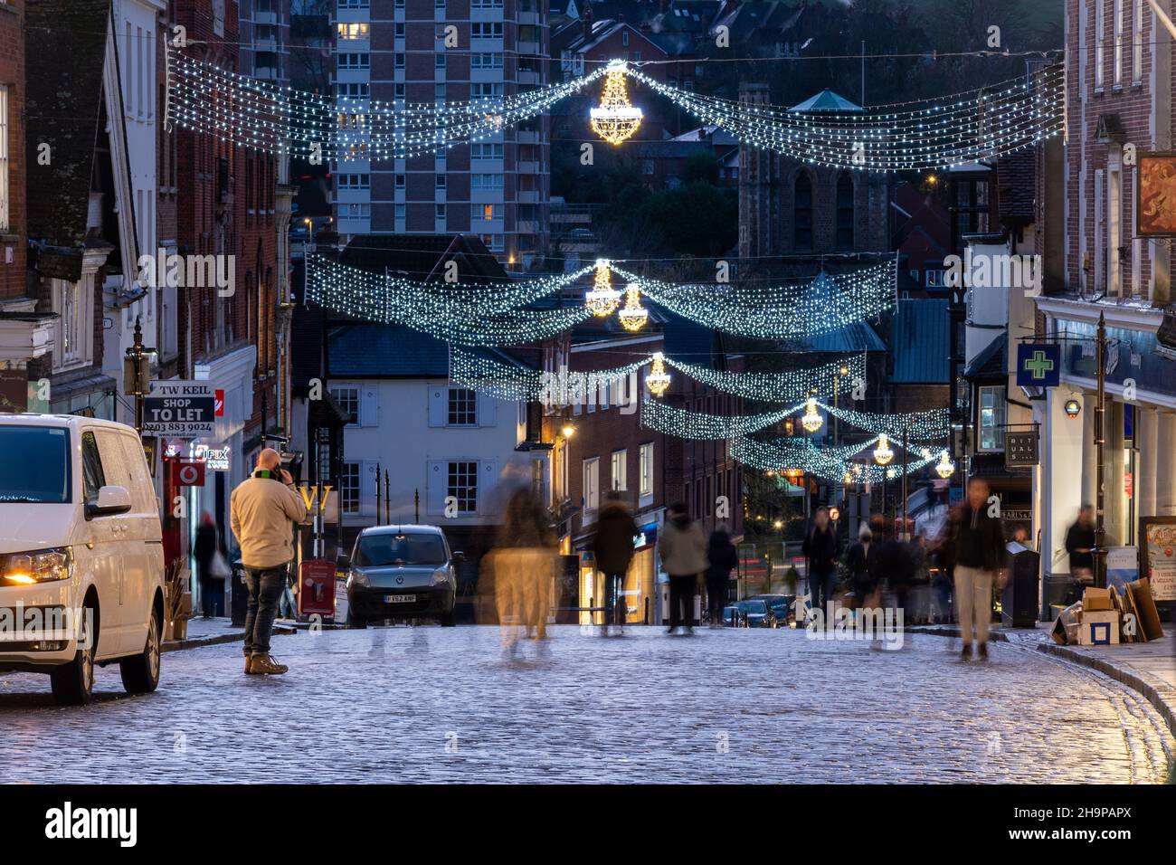 Luci e decorazioni natalizie a Guildford High Street, centro città di notte nel dicembre 2021, Surrey, Inghilterra, Regno Unito Foto Stock