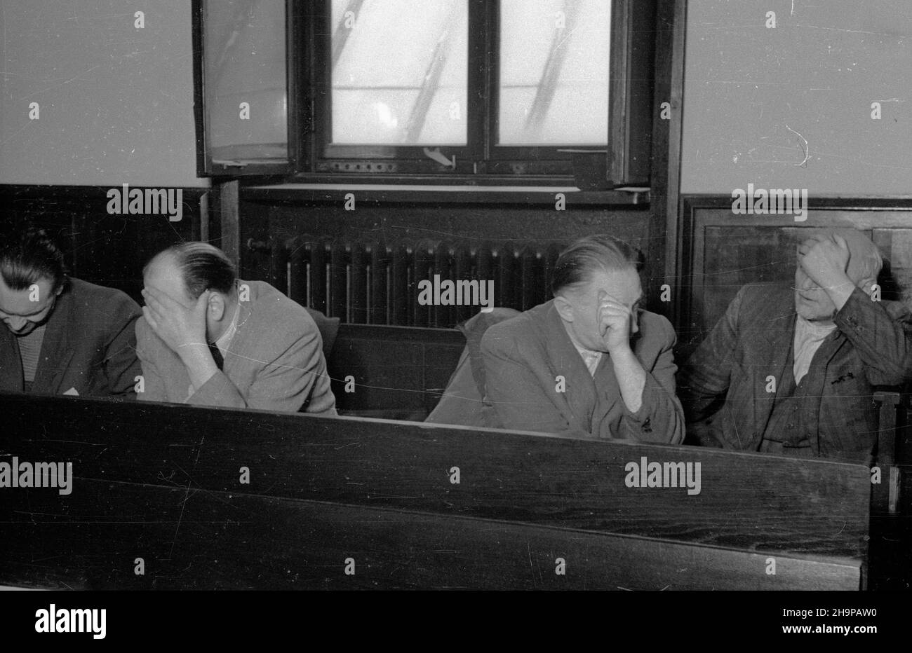 Warszawa, 1949-02. O pope³nienie nadu¿yæ na sumê 50 milionów z³otych oskar¿eni zostali czterej urzêdnicy Miejskich Zak³adów Opa³owych. S¹d skaza³ R. Rodkiewicza na karê œmierci, P. Trochyma na do¿ywocie, H. Rozwadowskiego na 10 lat wiêzienia, M. £uczyñskiego na 4 lata. NZ. ³awa oskar¿onice. mw PAP Dok³adny dzieñ wydarzenia nieustalony. Varsavia, 1949 febbraio. Quattro impiegati dell'impianto municipale di combustibile sono stati accusati di appropriazione indebita di 50 milioni di zlotys. R. Rodkiewicz è stato condannato a morte, P. Trochym alla prigione a vita, M. Luczynski a quattro anni di prigione. Nella figura: Il dock. mw PAP Foto Stock