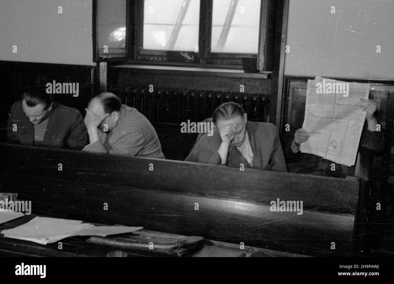 Warszawa, 1949-02. O pope³nienie nadu¿yæ na sumê 50 milionów z³otych oskar¿eni zostali czterej urzêdnicy Miejskich Zak³adów Opa³owych. S¹d skaza³ R. Rodkiewicza na karê œmierci, P. Trochyma na do¿ywocie, H. Rozwadowskiego na 10 lat wiêzienia, M. £uczyñskiego na 4 lata. NZ. ³awa oskar¿onice. mw PAP Dok³adny dzieñ wydarzenia nieustalony. Varsavia, 1949 febbraio. Quattro impiegati dell'impianto municipale di combustibile sono stati accusati di appropriazione indebita di 50 milioni di zlotys. R. Rodkiewicz è stato condannato a morte, P. Trochym alla prigione a vita, M. Luczynski a quattro anni di prigione. Nella figura: Il dock. mw PAP Foto Stock