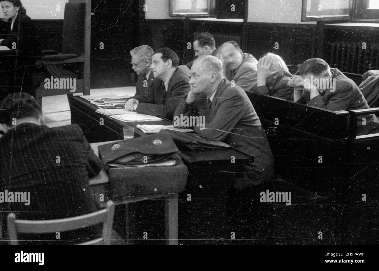 Warszawa, 1949-02. O pope³nienie nadu¿yæ na sumê 50 milionów z³otych oskar¿eni zostali czterej urzêdnicy Miejskich Zak³adów Opa³owych. S¹d skaza³ R. Rodkiewicza na karê œmierci, P. Trochyma na do¿ywocie, H. Rozwadowskiego na 10 lat wiêzienia, M. £uczyñskiego na 4 lata. NZ. ³awa oskar¿onych i obroñcy. mw PAP Dok³adny dzieñ wydarzenia nieustalony. Varsavia, 1949 febbraio. Quattro impiegati dell'impianto municipale di combustibile sono stati accusati di appropriazione indebita di 50 milioni di zlotys. R. Rodkiewicz è stato condannato a morte, P. Trochym alla prigione a vita, M. Luczynski a quattro anni di prigione. Nella figura: Il dock e. Foto Stock