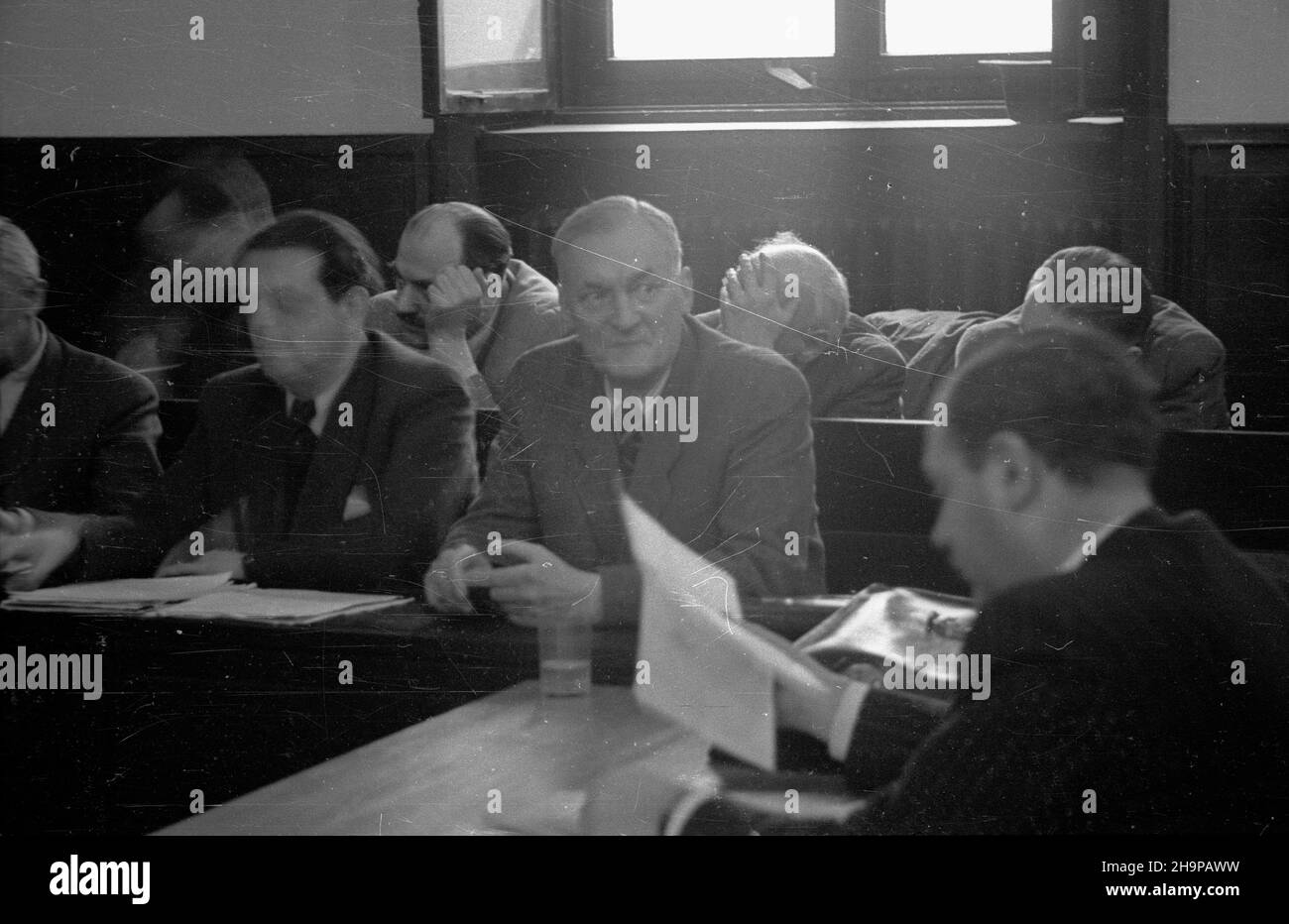 Warszawa, 1949-02. O pope³nienie nadu¿yæ na sumê 50 milionów z³otych oskar¿eni zostali czterej urzêdnicy Miejskich Zak³adów Opa³owych. S¹d skaza³ R. Rodkiewicza na karê œmierci, P. Trochyma na do¿ywocie, H. Rozwadowskiego na 10 lat wiêzienia, M. £uczyñskiego na 4 lata. NZ. obroñcy i ³awa oskar¿onych. mw PAP Dok³adny dzieñ wydarzenia nieustalony. Varsavia, 1949 febbraio. Quattro impiegati dell'impianto municipale di combustibile sono stati accusati di appropriazione indebita di 50 milioni di zlotys. R. Rodkiewicz è stato condannato a morte, P. Trochym alla prigione a vita, M. Luczynski a quattro anni di prigione. Nella foto: Legge di difesa Foto Stock