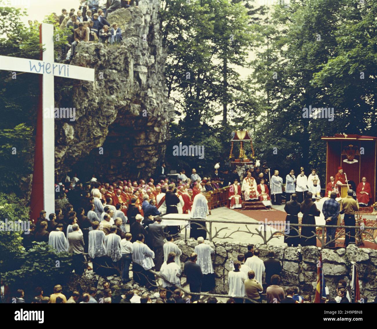 Góra Œw. Anny 29.06.1980. Uroczyste obchody 500-lecia Sanktuarium œw. Anny, uœwietnione Konferencj¹ Episkopatu Polski. Msza œwiêta pod grot¹ na terenie klasztoru oo. Franciszkanów. m.in. Prymas polski kardyna³ Stefan Wyszyñski (przy pulpicie) i sekretarz generalny Konferencji Episkopatu Polski biskup Bronis³aw D¹browski (P). mta PAP/Andrzej Kossobudzki Or³owski Monte Sant'Anna 29 giugno 1980. Le cerimonie che segnano il 500th° anniversario del Santuario di Sant'Anna, sottolineate dalla Conferenza dell'Episcopato Polacco. La Santa messa sotto una grotta nei locali del mostro francescano Foto Stock