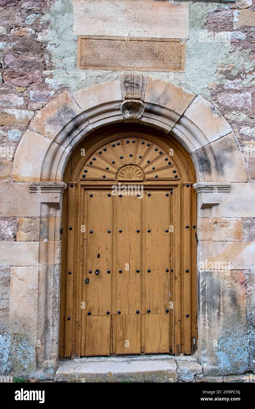 Porta della chiesa romanica di Naveda in Cantabria. Foto Stock