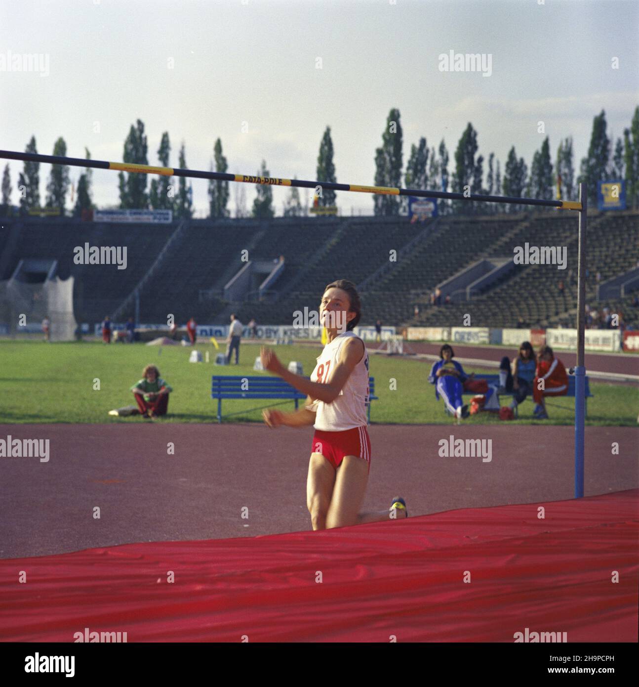 Warszawa 06,1980. XXVI Lekkkoatletyczny Memoria³ im. Janusza Kusociñskiego odbywaj¹cy siê w dniach 13 i 14 czerwca na stadionie Skry. Zawodniczka w skoku wzwy¿ Urszula Kielan. uu PAP/Leszek £o¿yñski Dok³adny dzieñ wydarzenia nieustalony. Varsavia, giugno 1980. Il Janusz Kusocinski Track-and-Field Memorial del 26th sullo Stadio di Skra (13-14 giugno). Nella foto: Highjumper Urszula Kielan. uu PAP/Leszek Lozynski giorno evento sconosciuto Foto Stock