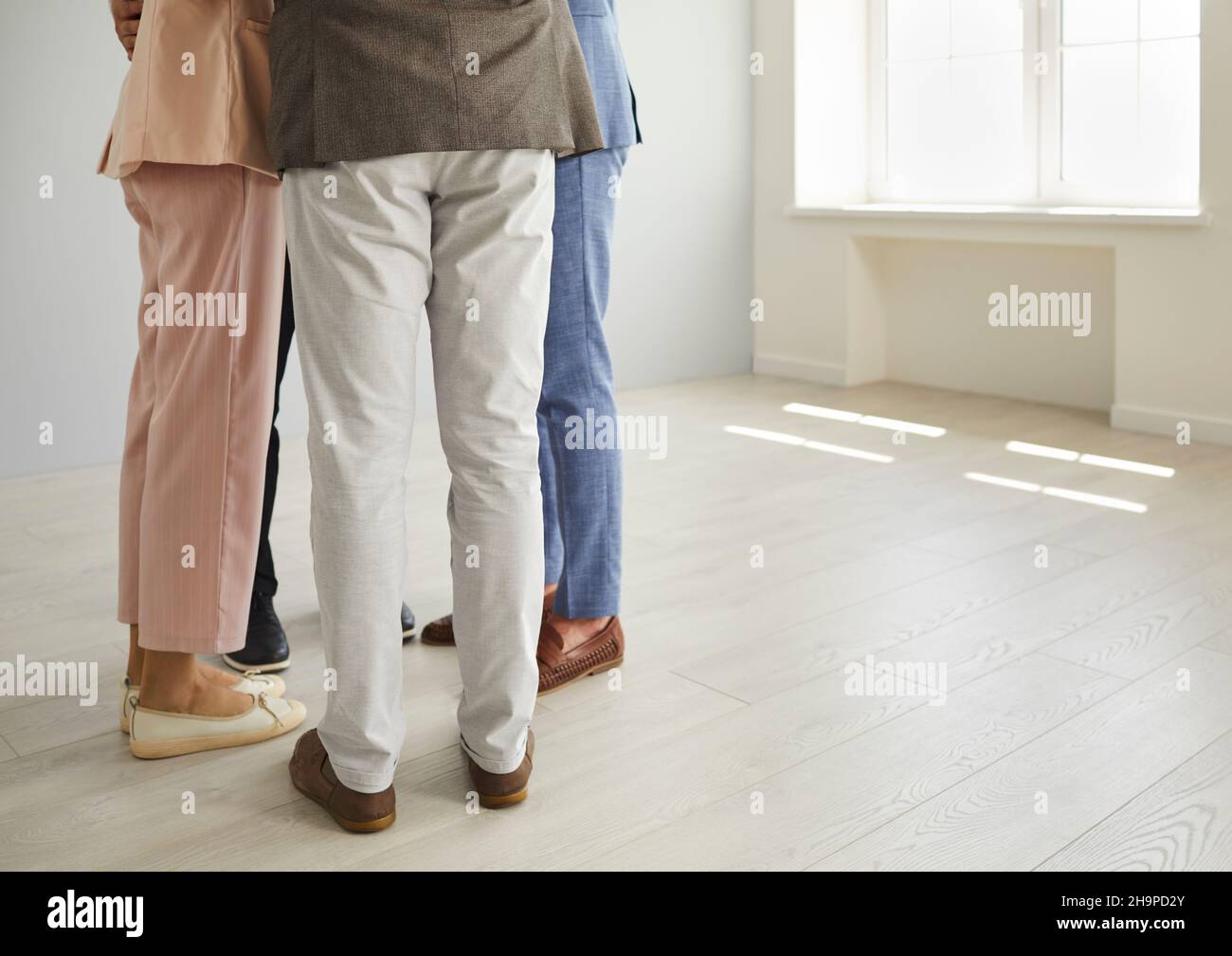 Gruppo di colleghi d'affari di supporto che si trovano a stretto contatto in un ufficio moderno Foto Stock