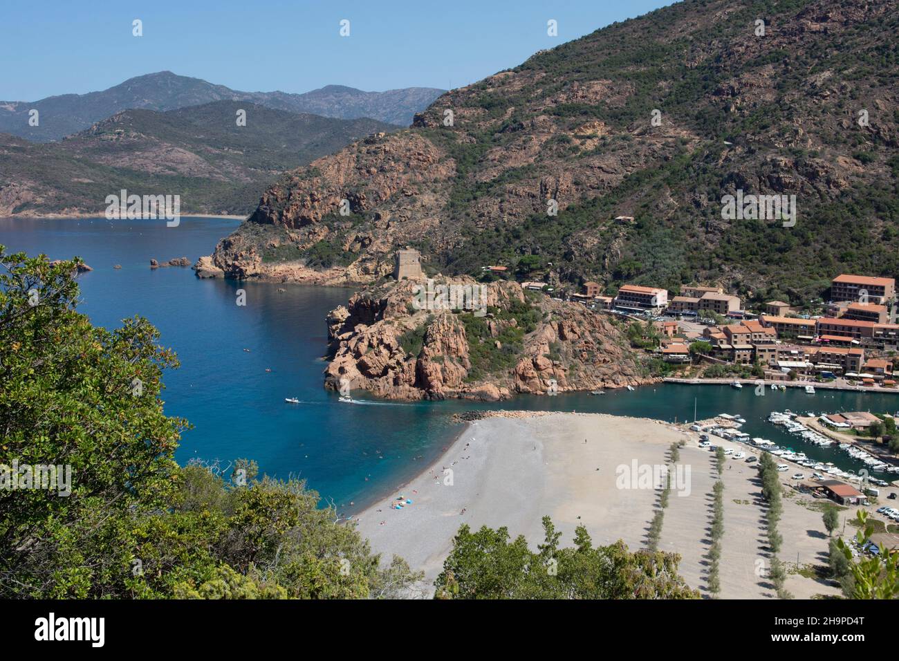 Porto, dipartimento Corse-du-Sud (Corsica meridionale): La spiaggia, il porto turistico e la torre genovese Foto Stock