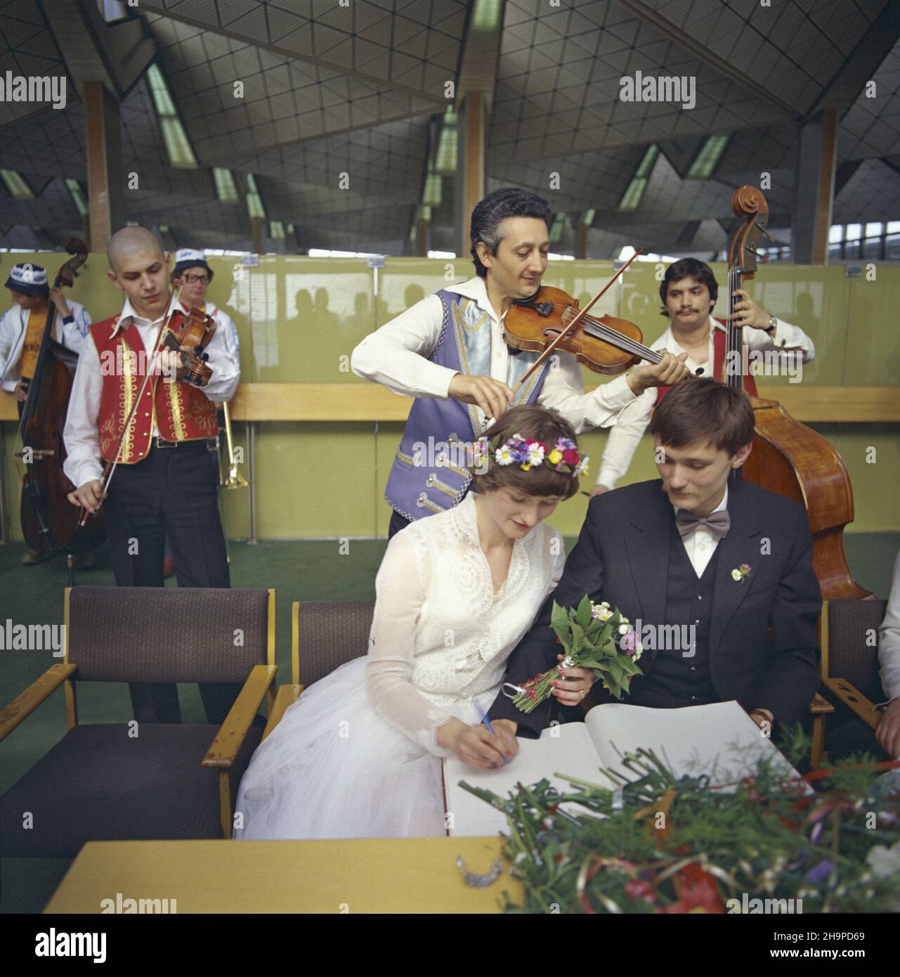Warszawa 06,1980. Œlub Polki Urszuli Jab³oñskiej i Wêgra Alille'a Korossy'ego w porcie lotniczym Okêcie. uu PAP/Wojciech Kryñski Dok³adny dzieñ wydarzenia nieustalony. Varsavia, giugno 1980. Urszula Jablonska dalla Polonia e Alille Korossy dall'Ungheria si sposano all'aeroporto di Okecie. uu PAP/Wojciech Krynski evento giorno sconosciuto Foto Stock