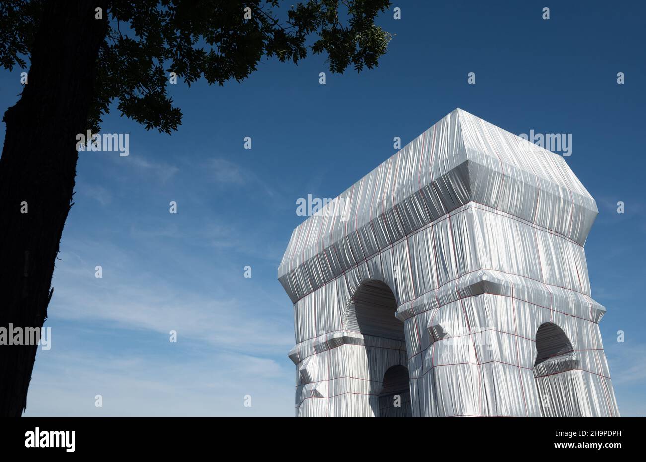 Parigi (Francia), 22 settembre 2021: “l’Arco di Trionfo avvolto”, l’Arco di Trionfo rivestito di tessuto, lavoro temporaneo di Christo e Jeanne-Claude, Foto Stock