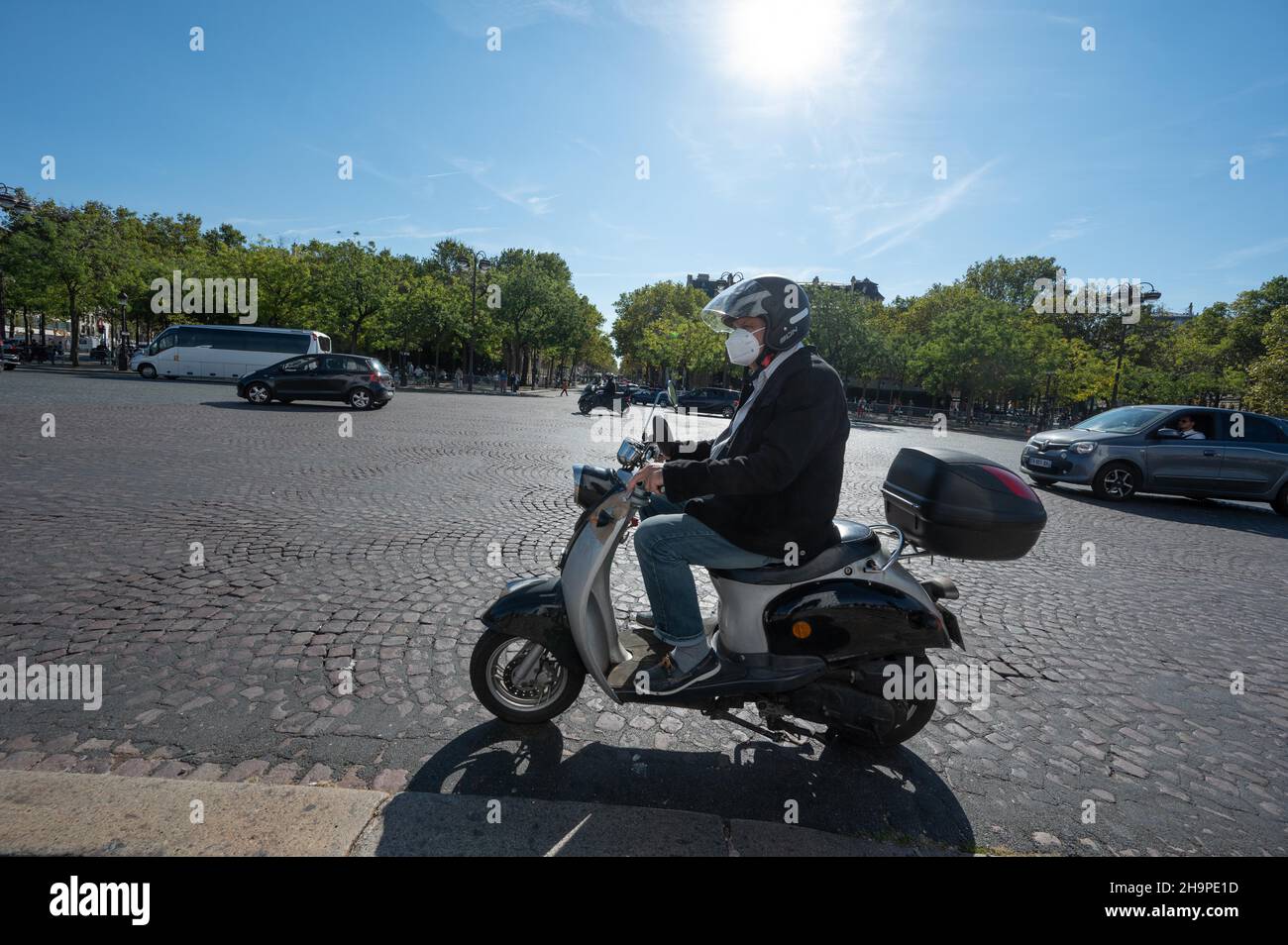 Parigi (Francia): Uomo che guida uno scooter intorno alla rotonda di Etoile, piazza “Place Charles de Gaulle” Foto Stock