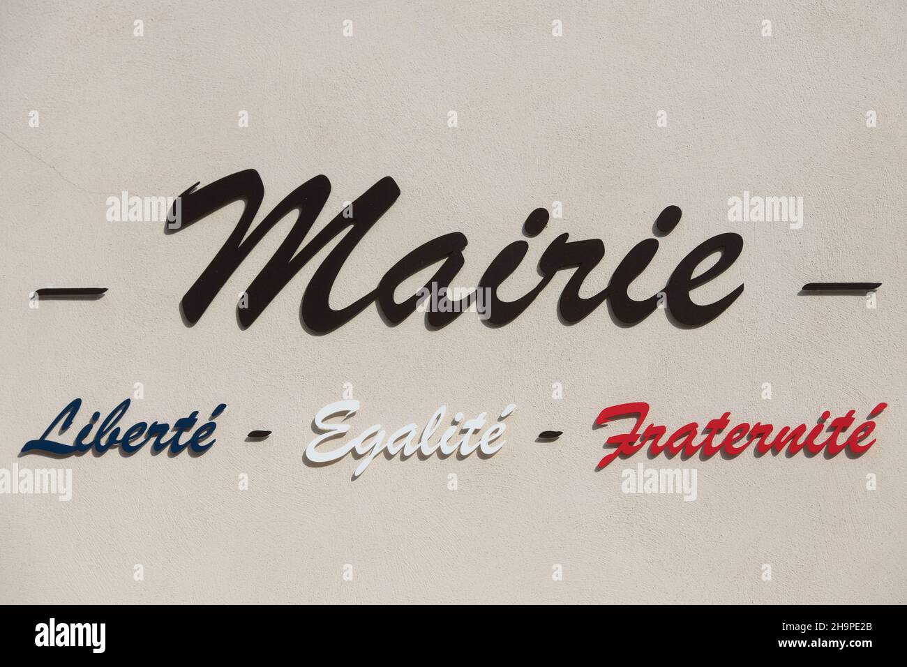Motto della Repubblica francese "libertà, uguaglianza, Fraternità" sul frontone del municipio di Rochegude nel dipartimento di Drome (Fran sud-orientale Foto Stock