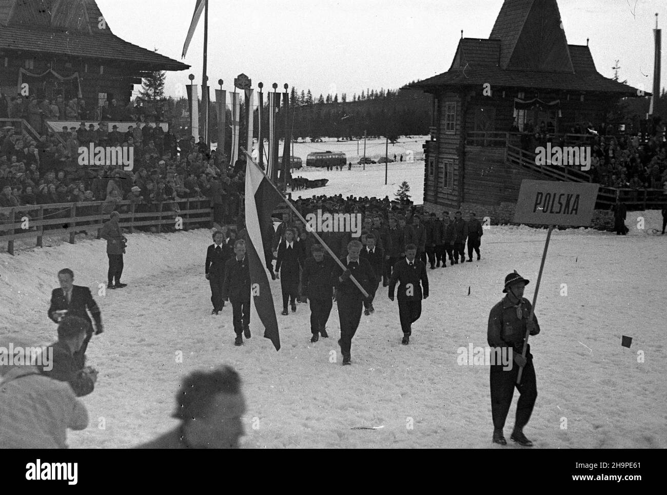 Zakopane, 1949-02-23. Od 23 lutego do 3 marca odbywa³y siê Miêdzynarodowe Zawody Narciarskie o Puchar Tatr. Zgromadzi³y uno kilkudziesiêciu sportowców z polski, Bu³garii, Czechos³owacji, Finlandii, Rumunii i Wêgier. Pierwszego dnia, na stadionie Pod Krokwi¹, odby³o siê uroczyste otwarcie zawodów. NZ. Reprezentacja polski. Flagê niesie Stefan Dziedzic. pw PAP Zakopane, 23 febbraio 1949. Il Concorso Internazionale di Sci per la Coppa dei Monti Tatra si è tenuto dal 23 febbraio al 3 marzo. Il concorso ha riunito diverse dozzine di sportivi provenienti da Polonia, Bulgaria, Cecoslovacchia, Finlandia, Rom Foto Stock