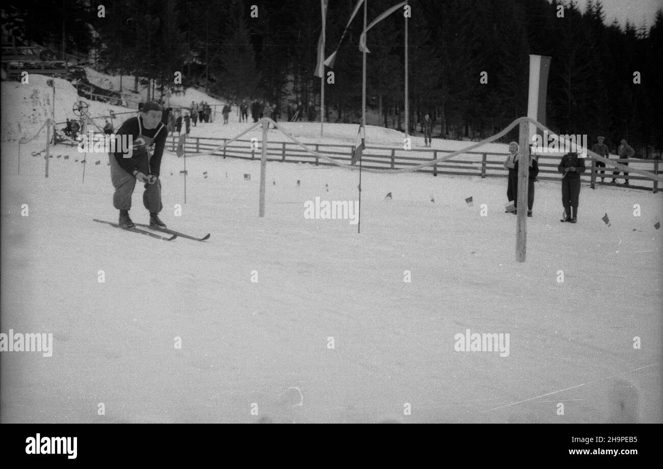 Zakopane, 1949-02-24. Od 23 lutego do 3 marca odbywa³y siê Miêdzynarodowe Zawody Narciarskie o Puchar Tatr. Zgromadzi³y uno kilkudziesiêciu sportowców z polski, Bu³garii, Czechos³owacji, Finlandii, Rumunii i Wêgier. Pierwszego dnia zawodów odby³ siê bieg mê¿czyzn na 18 kilometrów, zaliczany do kombinacji norweskiej. Inizio i meta znajdowa³y siê Stadionie Pod Krokwi¹. Zwyciê¿y³ Jaroslav Cardal z Czechos³owacji. NZ. Jan Kula z polski na mecie biegu. pw PAP Zakopane, 24 febbraio 1949. Il Concorso Internazionale di Sci per la Coppa dei Monti Tatra si è tenuto dal 23 febbraio al 3 marzo. Il co Foto Stock