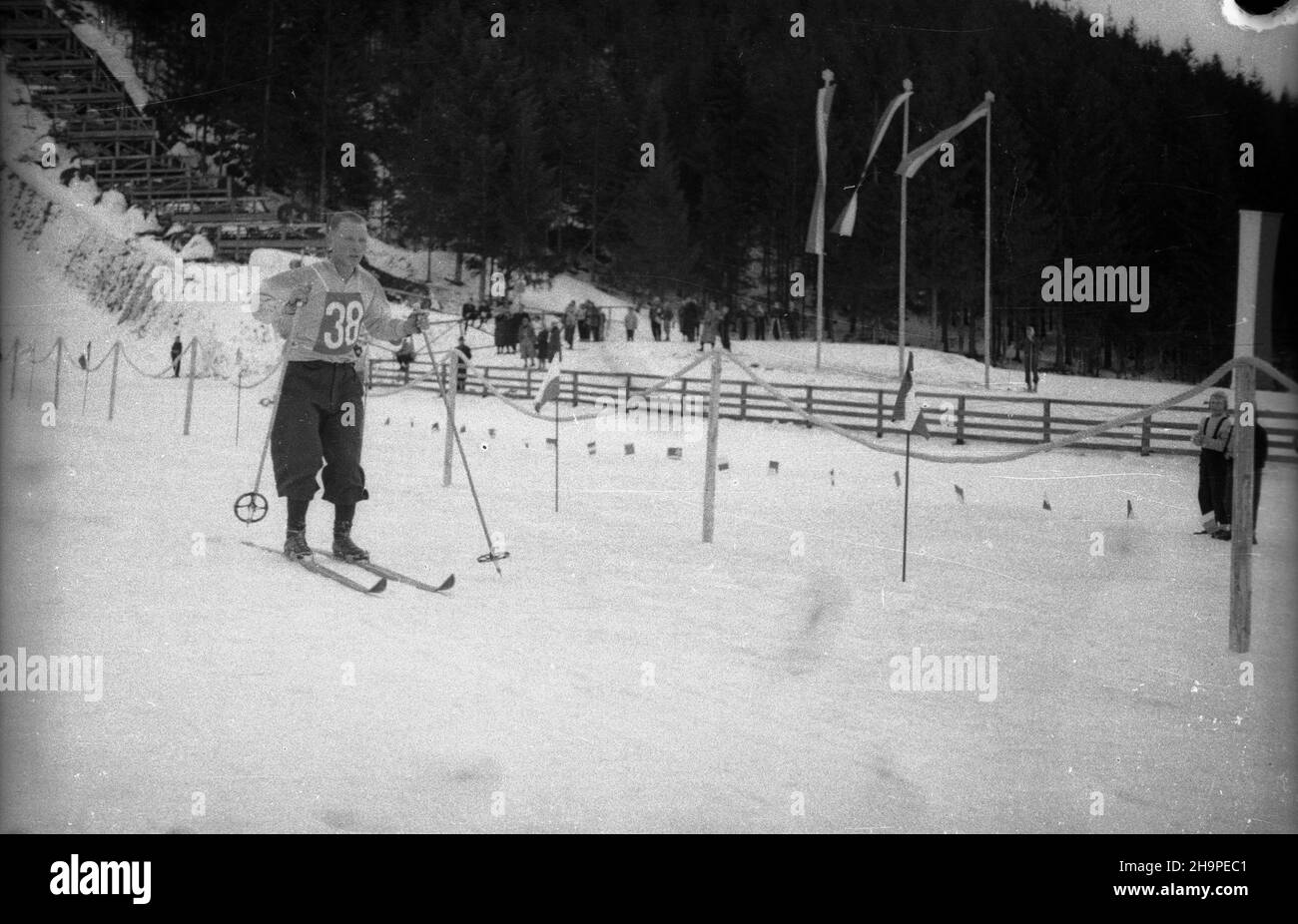 Zakopane, 1949-02-24. Od 23 lutego do 3 marca odbywa³y siê Miêdzynarodowe Zawody Narciarskie o Puchar Tatr. Zgromadzi³y uno kilkudziesiêciu sportowców z polski, Bu³garii, Czechos³owacji, Finlandii, Rumunii i Wêgier. Pierwszego dnia zawodów odby³ siê bieg mê¿czyzn na 18 kilometrów, zaliczany do kombinacji norweskiej. Inizio i meta znajdowa³y siê Stadionie Pod Krokwi¹. Zwyciê¿y³ Jaroslav Cardal z Czechos³owacji. NZ. Jano Poljak z Czechos³owacji na mecie biegu. pw PAP Zakopane, 24 febbraio 1949. Il Concorso Internazionale di Sci per la Coppa dei Monti Tatra si è tenuto dal 23 febbraio al marzo Foto Stock