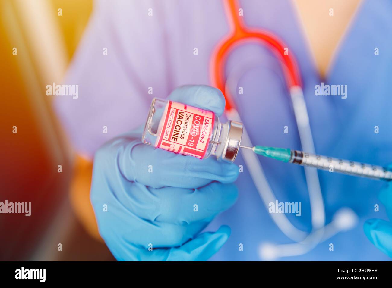Medico o tecnico medico in possesso della dose di vaccino Covid scongelare iniezione separata con tecnica sterile. Foto Stock