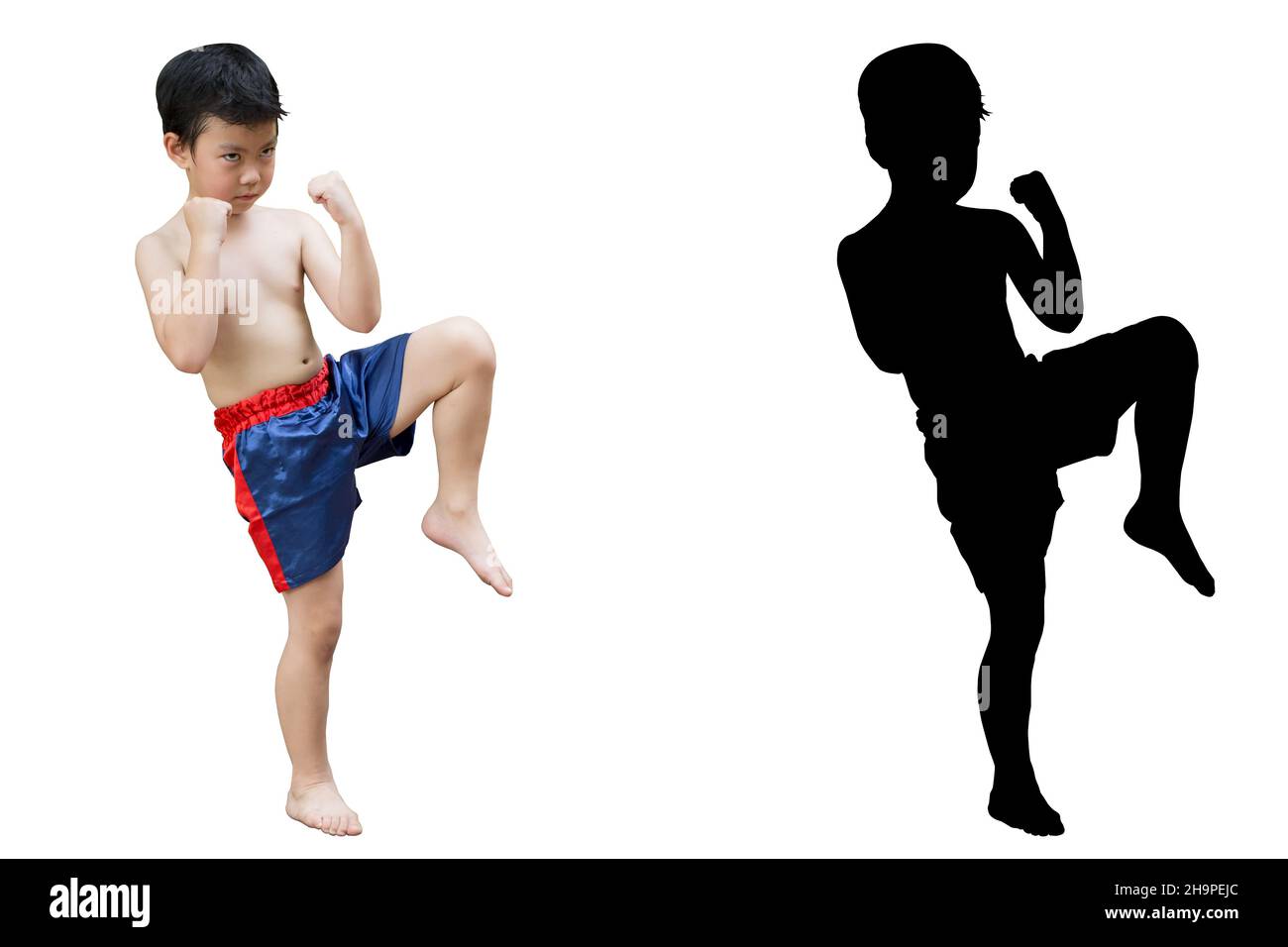 Kick boxing ragazzo combattente bambino con Muay Thai guardia stand isolato su bianco con ombra Foto Stock
