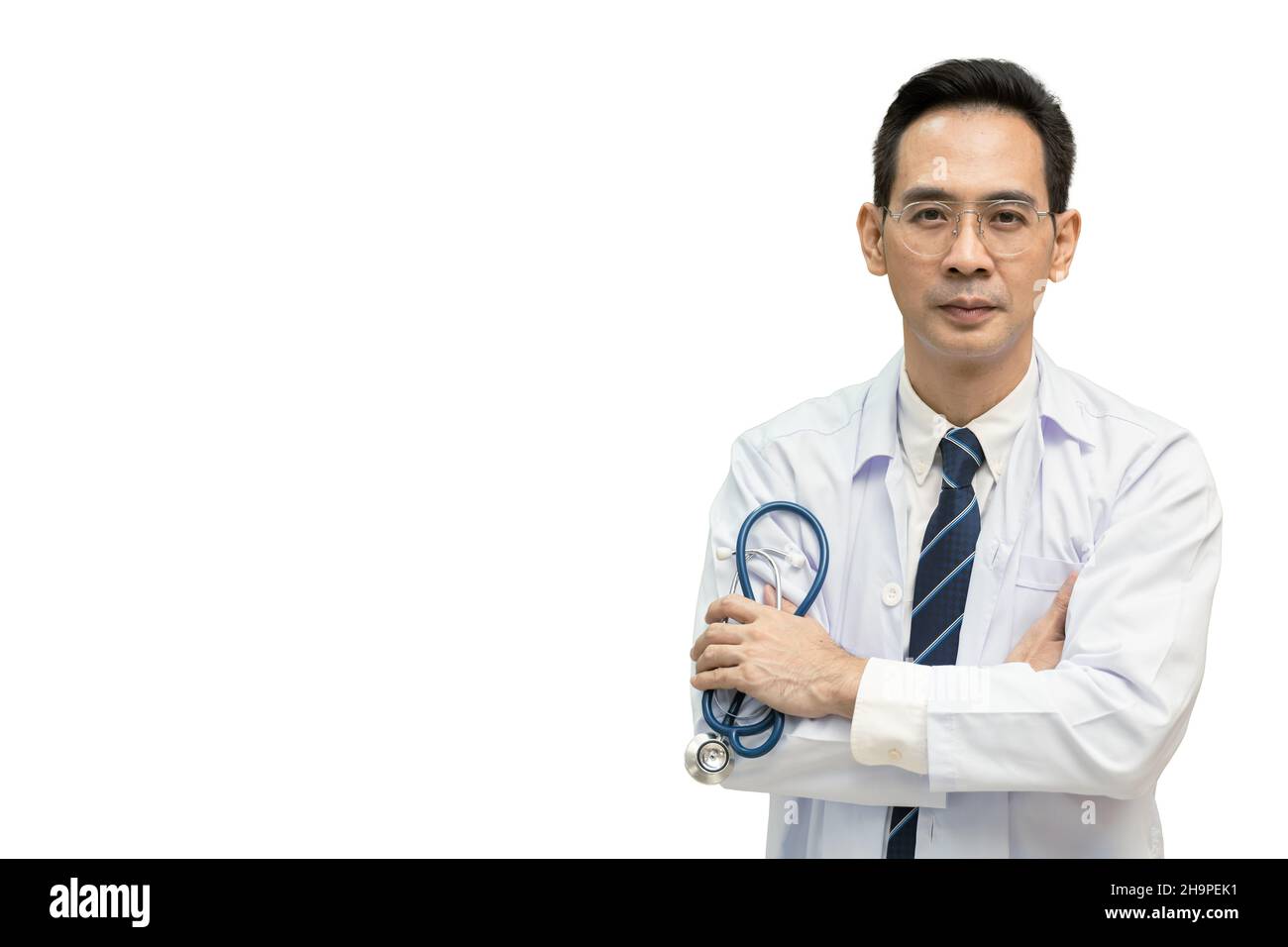 Ritratto Asian medico sanitario professionale in piedi intelligente sicuro isolato su sfondo bianco Foto Stock