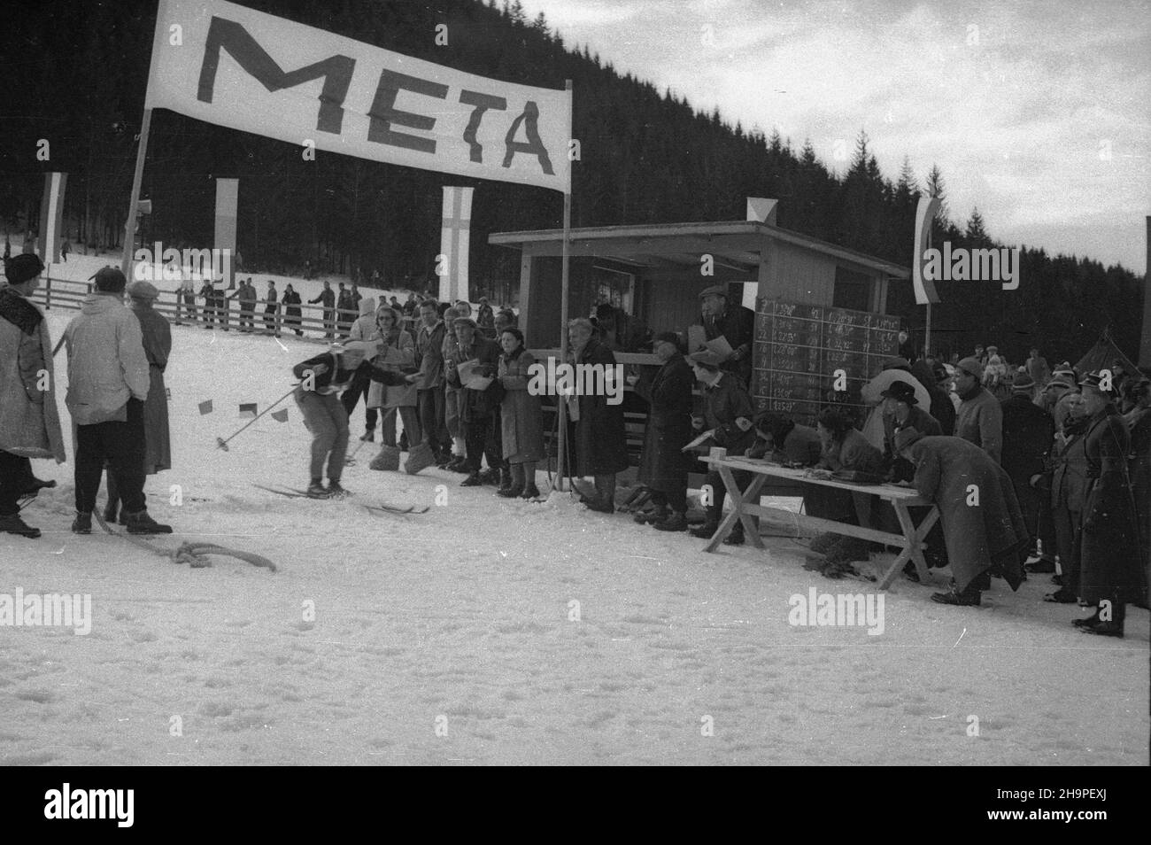 Zakopane, 1949-02-24. Od 23 lutego do 3 marca odbywa³y siê Miêdzynarodowe Zawody Narciarskie o Puchar Tatr, z udzia³em kilkudziesiêciu sportowców z Polski, Bu³garii, Czechos³owacji, Finlandii, Rumunii i Wêgier. Bieg mê¿czyzn na 18 kilometrów, zaliczany do kombinacji norweskiej, ze startem i met¹ na stadionie pod Krokwi¹. Zwyciê¿y³ Jaroslav Cardal z Czechos³owacji. pw PAP Zakopane, 24 febbraio 1949. Il Concorso Internazionale di Sci di Tatra Mountain Cup si è tenuto dal 23 febbraio al marzo 3, riunendo diverse dozzine di concorrenti provenienti da Polonia, Bulgaria, Cecoslovacchia, Finlandia, Romania AN Foto Stock