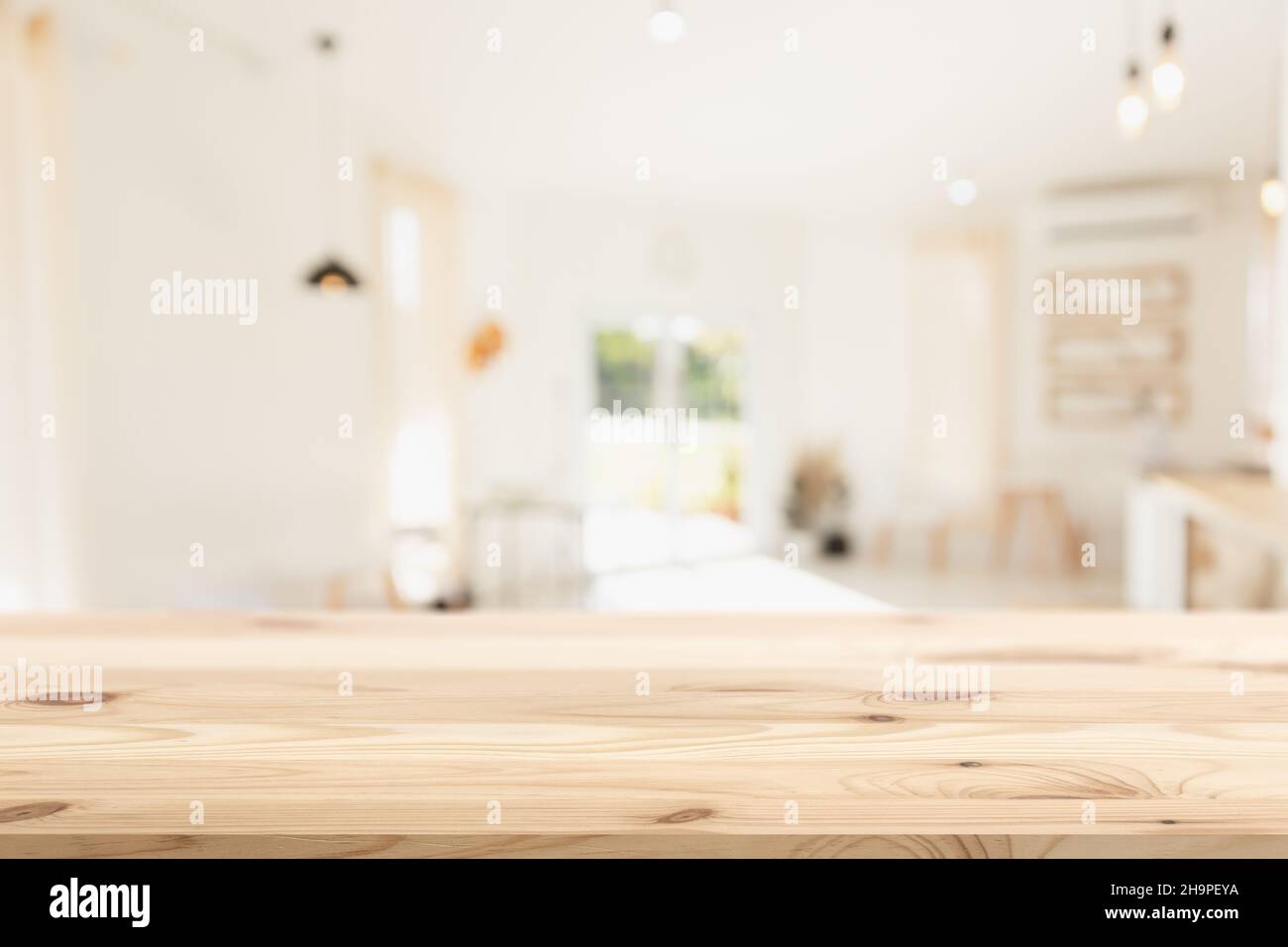 Tavolo vuoto in legno con sfocatura coffee shop sfondo pulito luce brillante primo piano Mock up per montaggio prodotti display Foto Stock